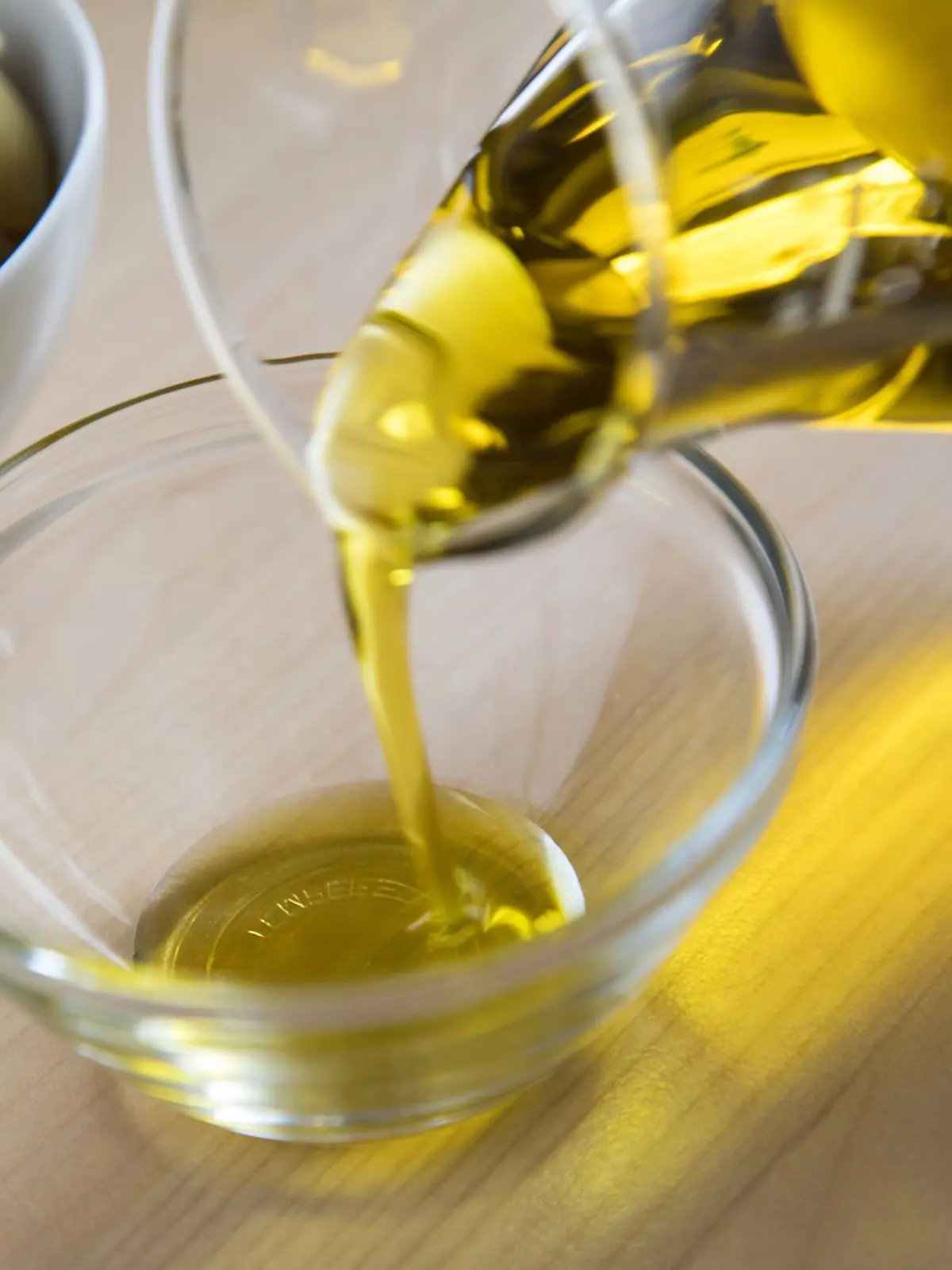 Olivenöl wird in ein Schälchen geschüttet.