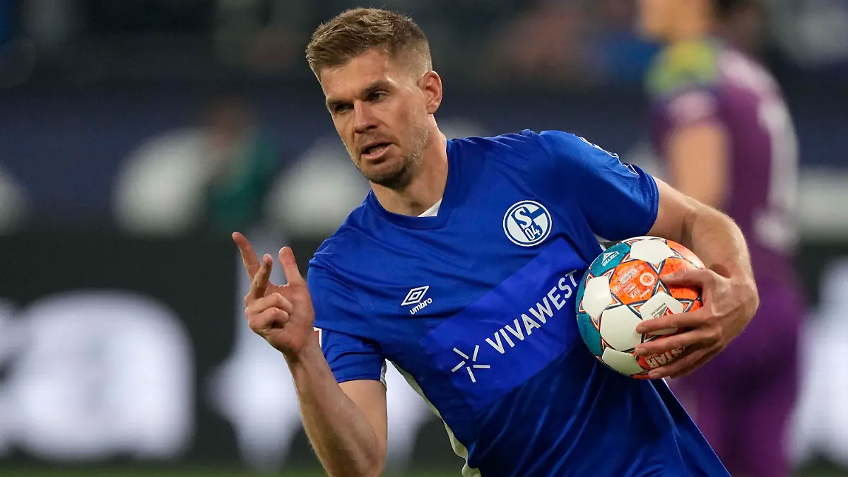 Schalke's Simon Terodde celebrates after he scored a penalty goal during the 2nd Bundesliga soccer match between FC Schalke 04 and FC St. Pauli at the Arena in Gelsenkirchen, Germany, Saturday, May 7, 2022. Traditional club FC Schalke 04 can secure an immediate return to the German top league Bundesliga with a win over St. Pauli. (AP Photo/Martin Meissner)