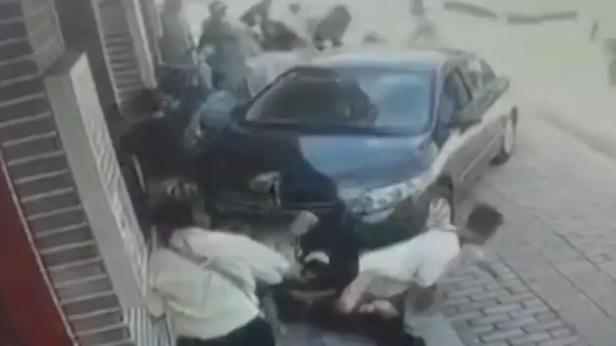 Car crashes into crowd! Passers-by become heroes Shocking moment on the sidewalk