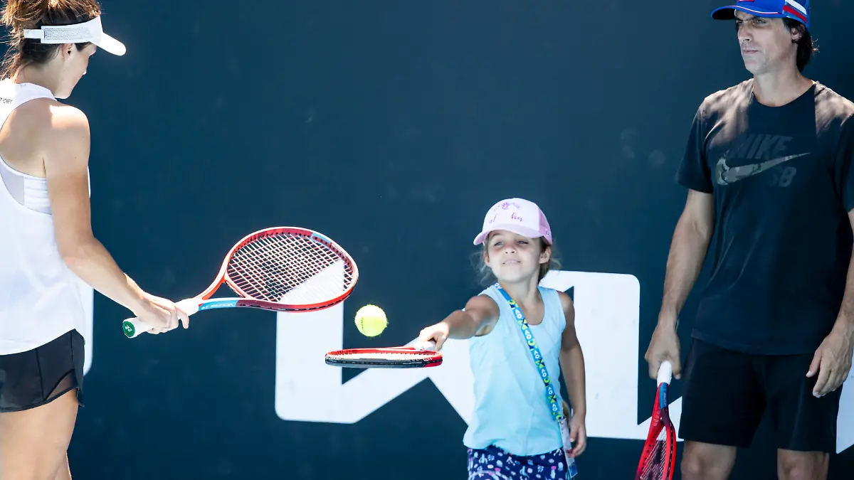 Tatjana Maria (l) mit ihrem Trainer und Ehemann Charles Édouard Maria (r) und Tochter Charlotte auf dem Platz.