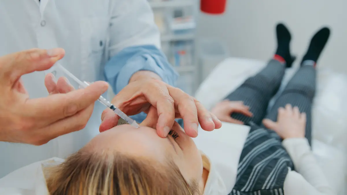 Frau unterzieht sich Beauty-Eingriff. 