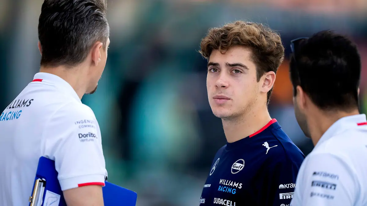 Seine neuen Rivalen geben dem Rookie einen Rat.