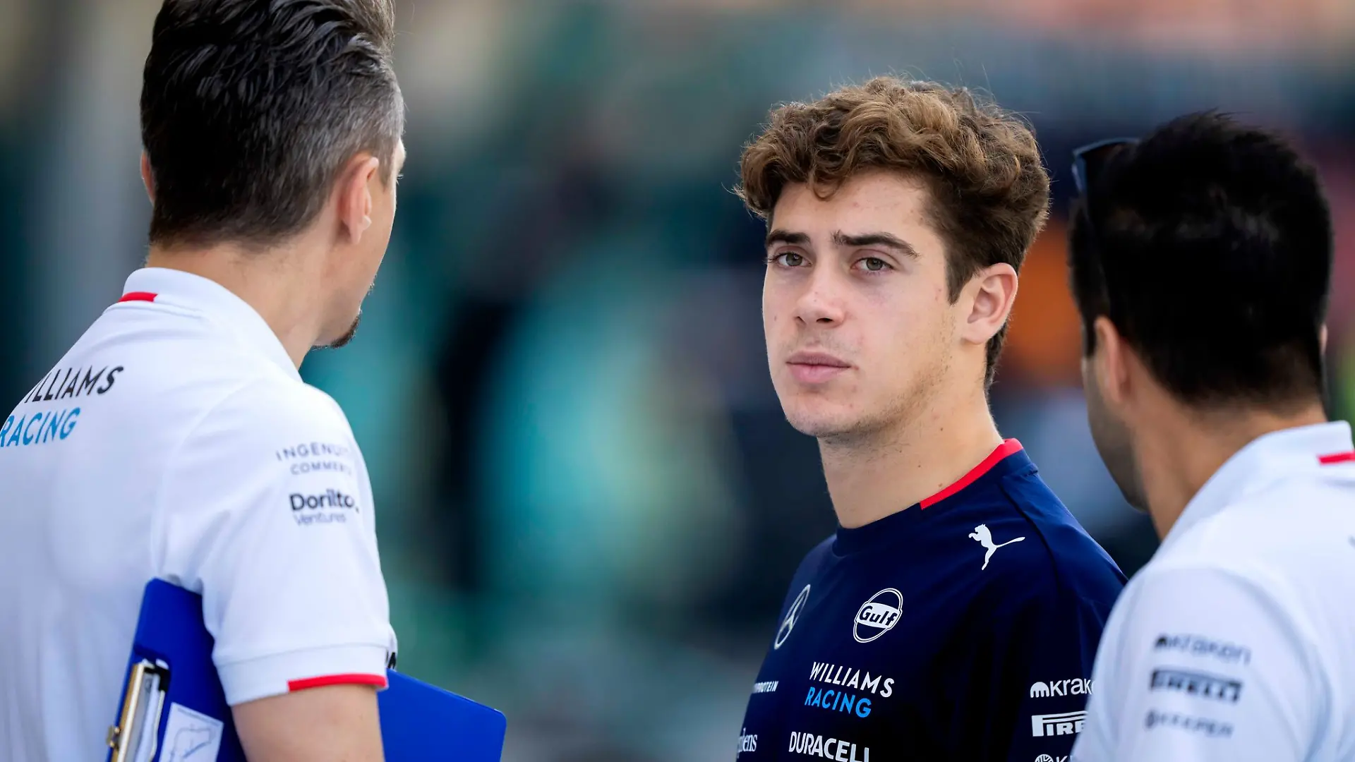 Seine neuen Rivalen geben dem Rookie einen Rat.