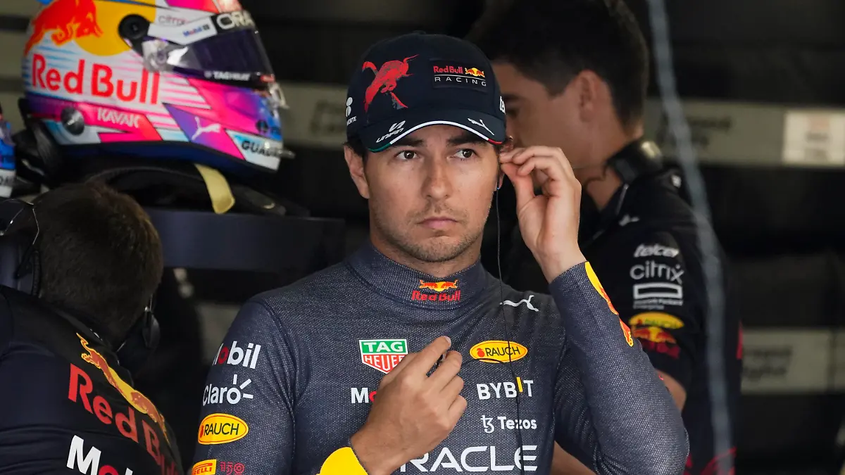 07.05.2022, USA, Miami Gardens: Motorsport: Formel-1-Weltmeisterschaft, Grand Prix von Miami, 3. Freies Training: Sergio Perez aus Mexiko vom Team Red Bull setzt sich vor dem 3. Freien Training einen Kopfhörer auf. Foto: Darron Cummings/AP/dpa +++ dpa-Bildfunk +++