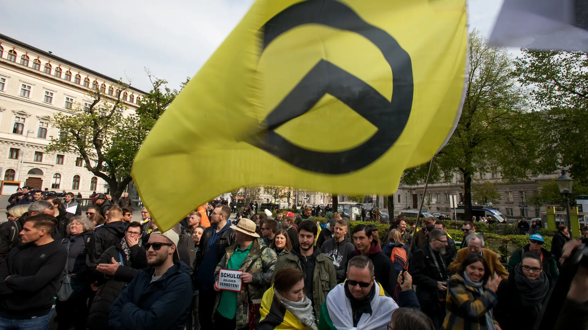 ÖSTERREICH; WIEN; 20190413; Demonstration der Identitäre Bewegung Österreich (IBÖ) vor dem Justiz Ministerium in Wien am 13. April 2019. Die Identitären protestieren gegen polizeiliche Hausdurchsuchugen. ./// AUSTRIA; VIENNA; 20190413; Identity spokesman Martin Sellner during a Demonstration of the Identitarian Movement Austria (IBOe) in front of the Ministry of Justice in Vienna on April 13, 2019. The identities protest against police house searches. - 20191208_PD0207 || Mindestpreis 20 Euro 