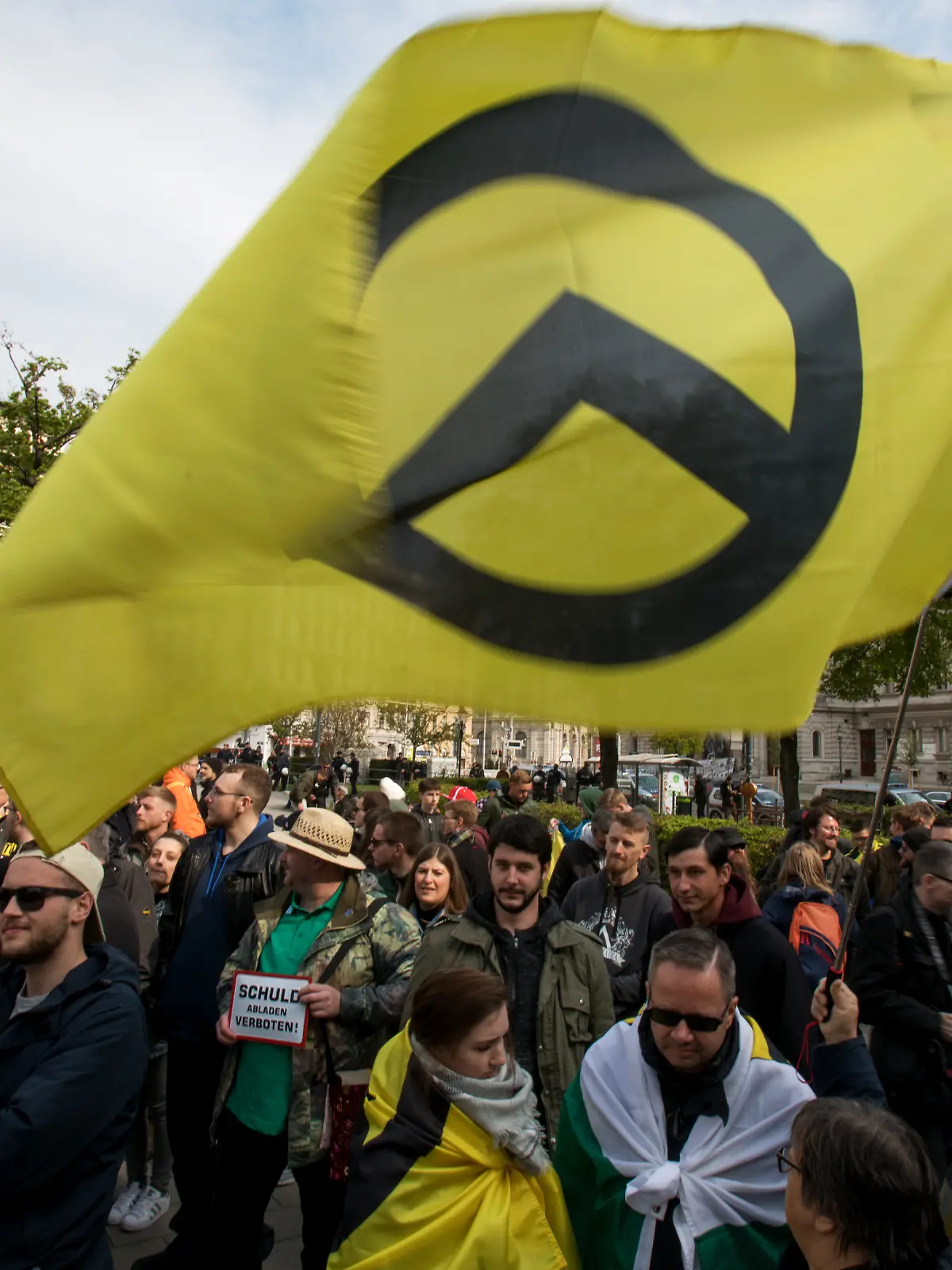 ÖSTERREICH; WIEN; 20190413; Demonstration der Identitäre Bewegung Österreich (IBÖ) vor dem Justiz Ministerium in Wien am 13. April 2019. Die Identitären protestieren gegen polizeiliche Hausdurchsuchugen. ./// AUSTRIA; VIENNA; 20190413; Identity spokesman Martin Sellner during a Demonstration of the Identitarian Movement Austria (IBOe) in front of the Ministry of Justice in Vienna on April 13, 2019. The identities protest against police house searches. - 20191208_PD0207 || Mindestpreis 20 Euro 