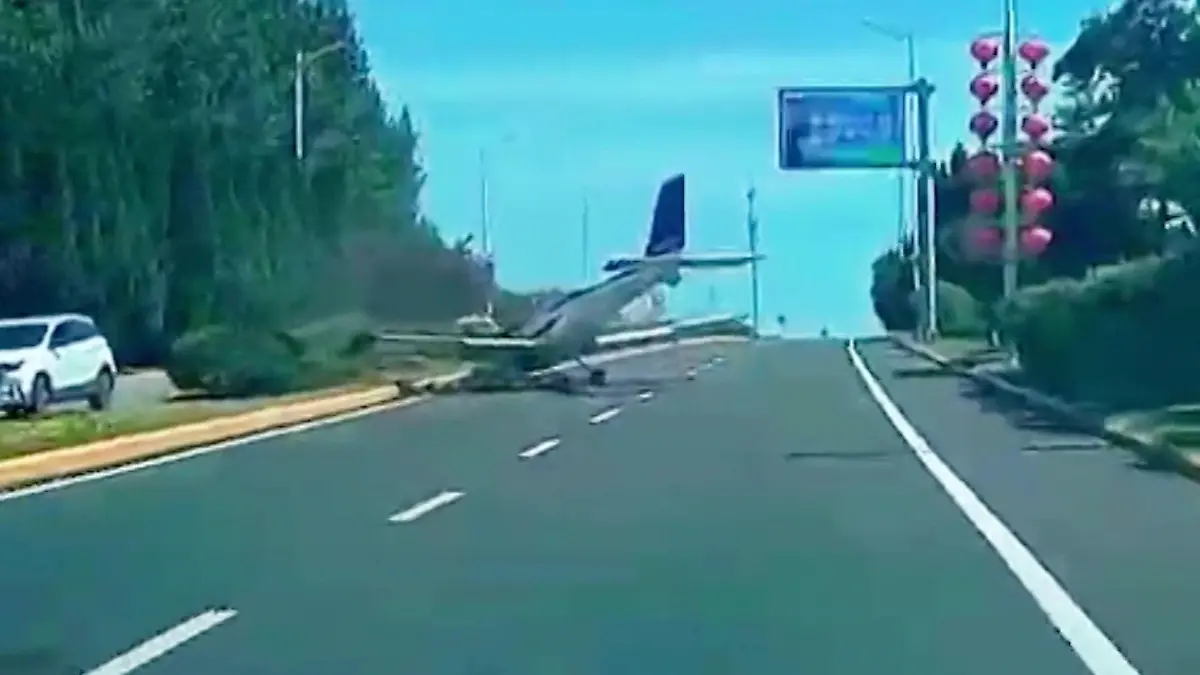 Small plane crashes - and crashes on the highway Drama in the sky!