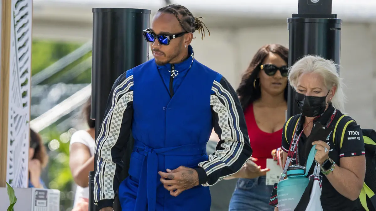  British Formula One driver Lewis Hamilton of Mercedes-AMG Petronas F1 Team and his physiotherapist and assistant Angela Cullen arrive in the paddock during the Formula One Grand Prix of Miami at the Miami International Autodrome in Miami, Florida on May 5, 2022. PUBLICATIONxINxGERxSUIxAUTxHUNxONLY FLA20220505104 SHAWNxTHEW