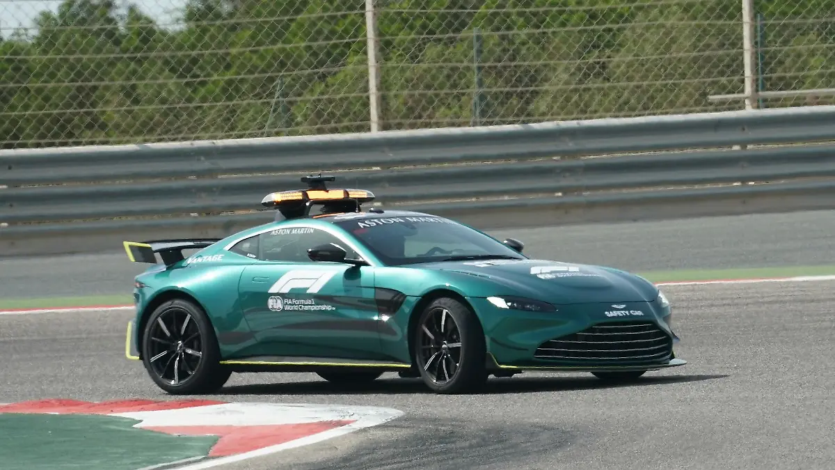 Das Safety Car crasht in Monza in die Leitplanken.