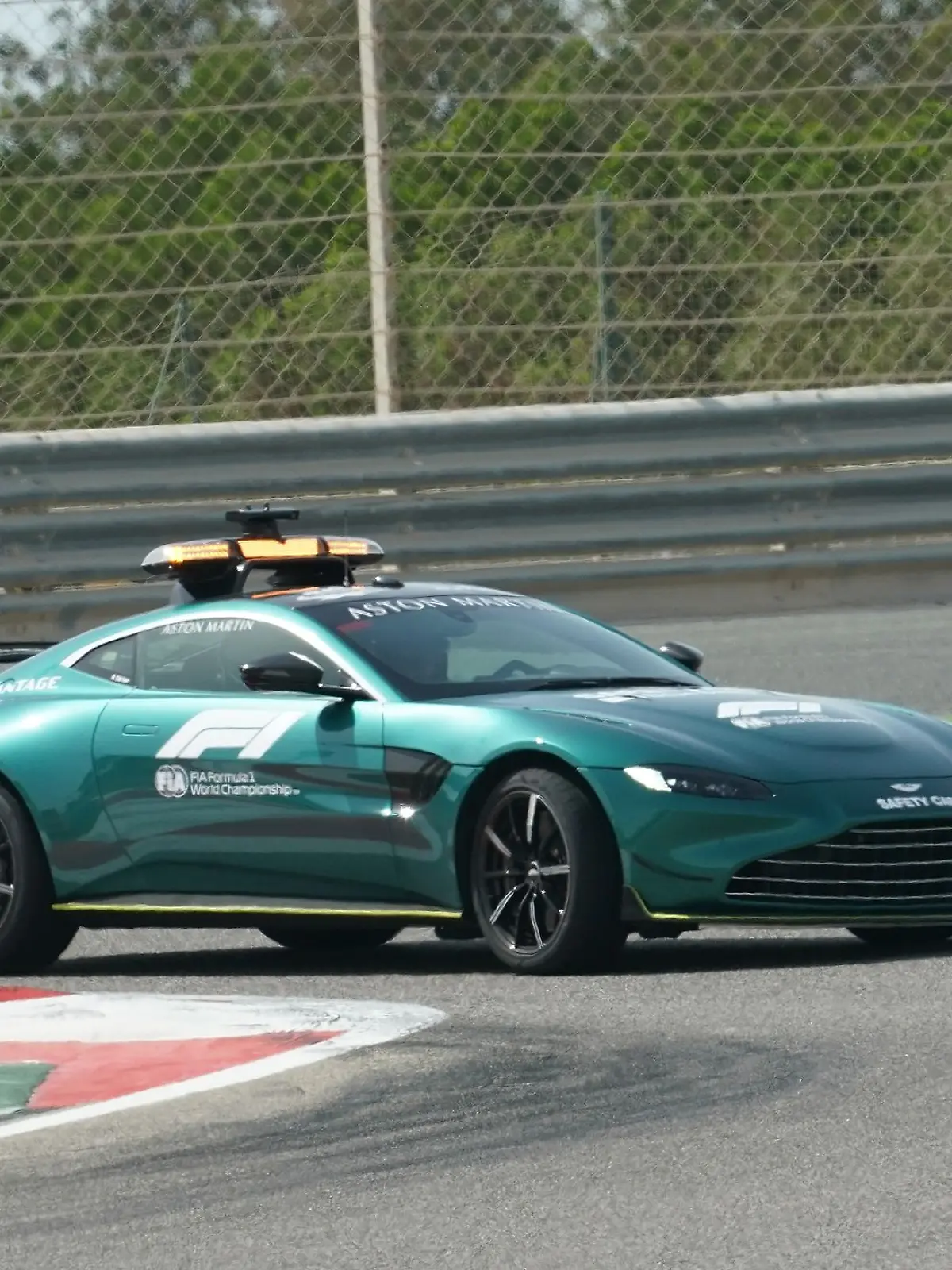 Bild zu: "Deutscher Safety-Car-Fahrer kracht in Bande!"