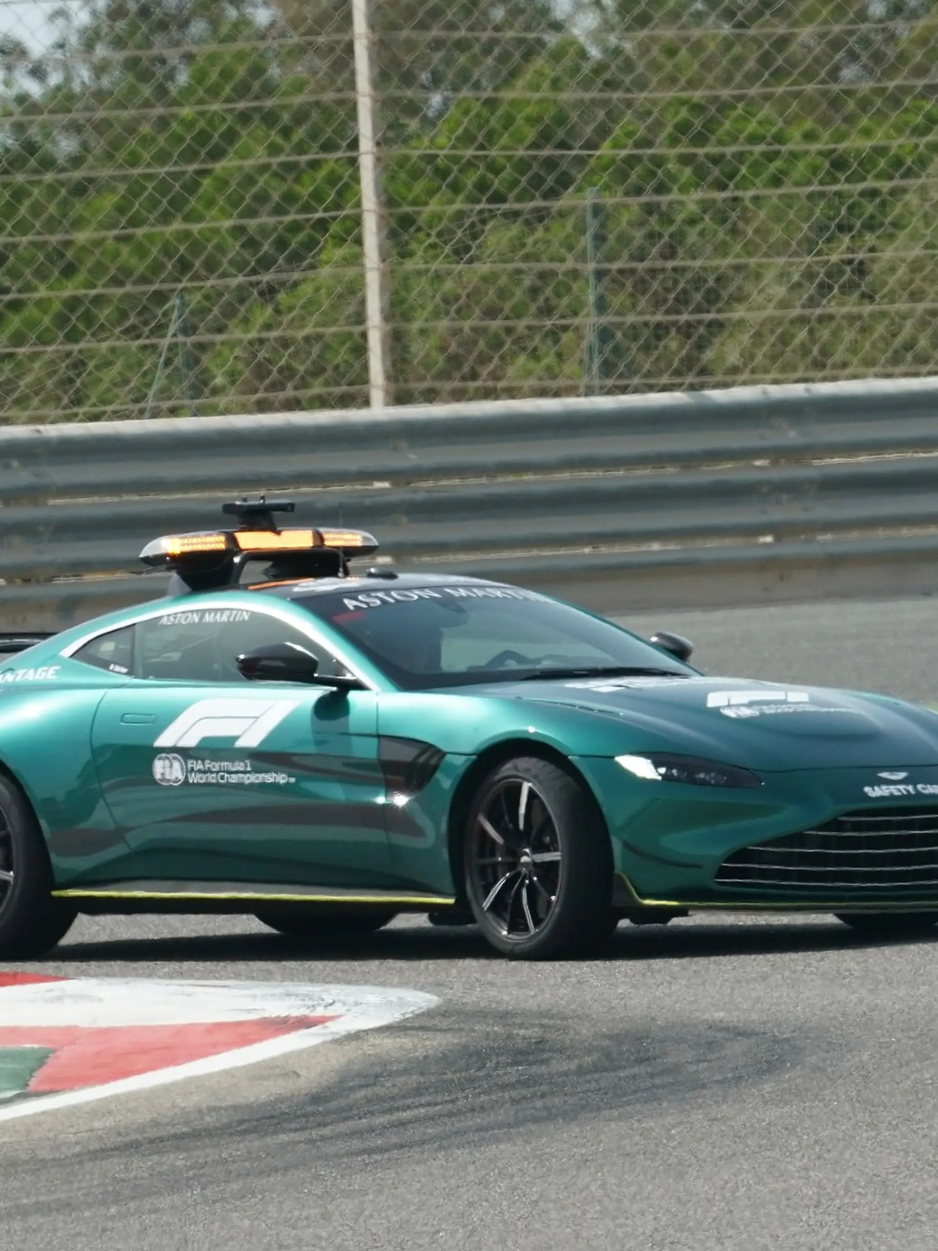 Bild zu: "Deutscher Safety-Car-Fahrer kracht in Bande!"