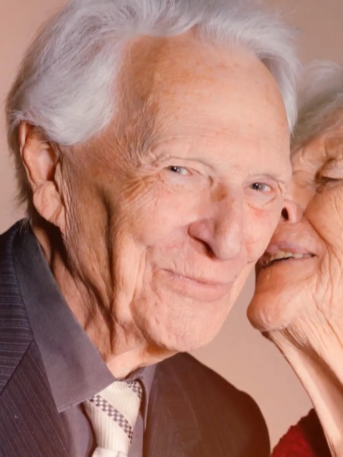 Linda und Uno aus Estland kennen sich seit 1946, seit ihren Tagen an der Uni. Doch damals können sie einander recht wenig abgewinnen; bis sie zusammen kommen sollten sollte es 70 (!) Jahre dauern. Doch heute sind die über 90-Jährigen glücklich wie nie zuvor und verliebt wie zwei Teenager.