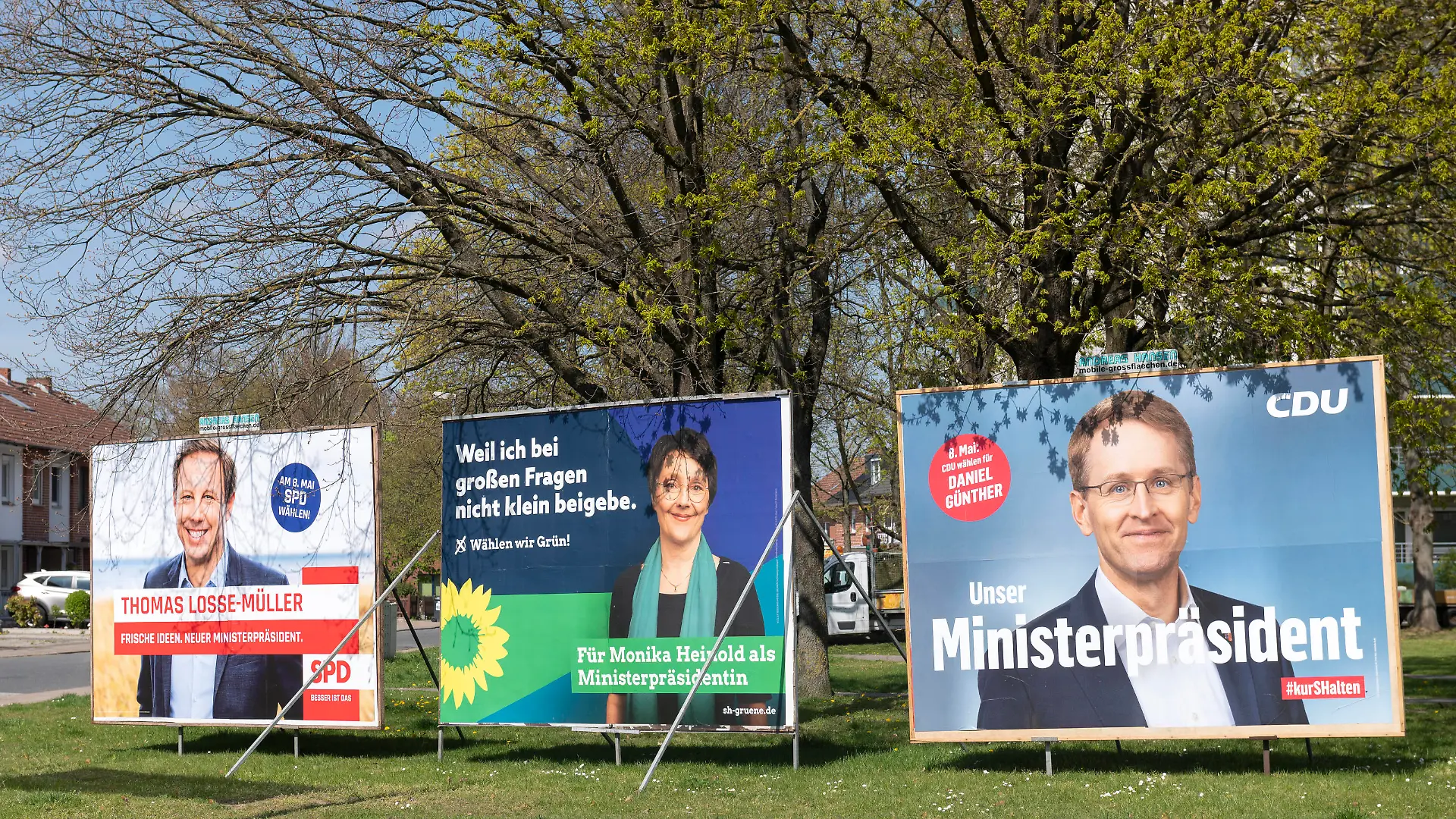 Lauenburg/Elbe, Schleswig-Holstein, Germany 25th April 2022 Election posters for the upcoming Schleswig-Holstein state parliament elections due to be held on the 8th of May. Poster for the candidate to be Minister-president, the so-called Spitzenkandidaat Thomas Losse-Muller SPD, Monika Heinold Grune Daniel Gunther CDU Lauenburg/Elbe, Schleswig-Holstein, Deutschland 25. April 2022 Wahlplakate für die anstehenden Landtagswahlen in Schleswig-Holstein am 8. Mai. Plakat für den Kandidaten für das Amt des Ministerpräsidenten, den sogenannten Spitzenkandidaten Thomas Losse-Muller SPD, Monika Heinold Grune Daniel Gunther CDU