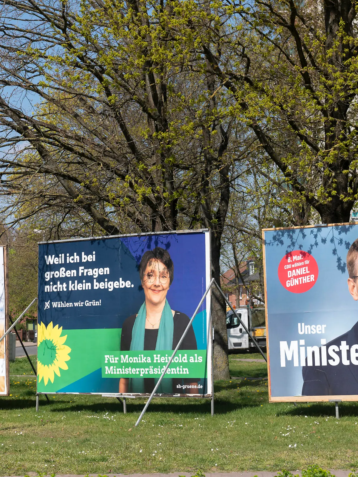  Lauenburg/Elbe, Schleswig-Holstein, Germany 25th April 2022 Election posters for the upcoming Schleswig-Holstein state parliament elections due to be held on the 8th of May. Poster for the candidate to be Minister-president, the so-called Spitzenkandidaat Thomas Losse-Muller SPD, Monika Heinold Grune Daniel Gunther CDU Lauenburg/Elbe, Schleswig-Holstein, Deutschland 25. April 2022 Wahlplakate für die anstehenden Landtagswahlen in Schleswig-Holstein am 8. Mai. Plakat für den Kandidaten für das Amt des Ministerpräsidenten, den sogenannten Spitzenkandidaten Thomas Losse-Muller SPD, Monika Heinold Grune Daniel Gunther CDU