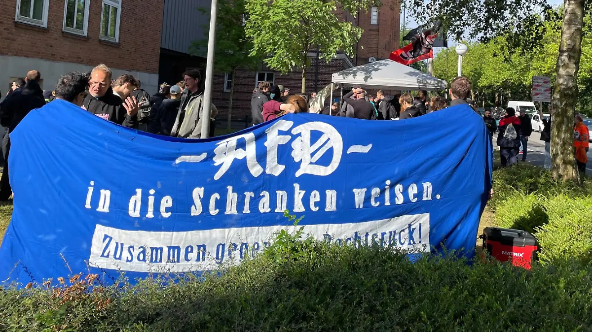 Vor dem Landgericht Kiel hat das Bündnis Tatort Henstedt-Ulzburg eine Kundgebung organisiert. Man wolle den Prozess kritisch begleiten, heißt es in ihrem Aufruf.