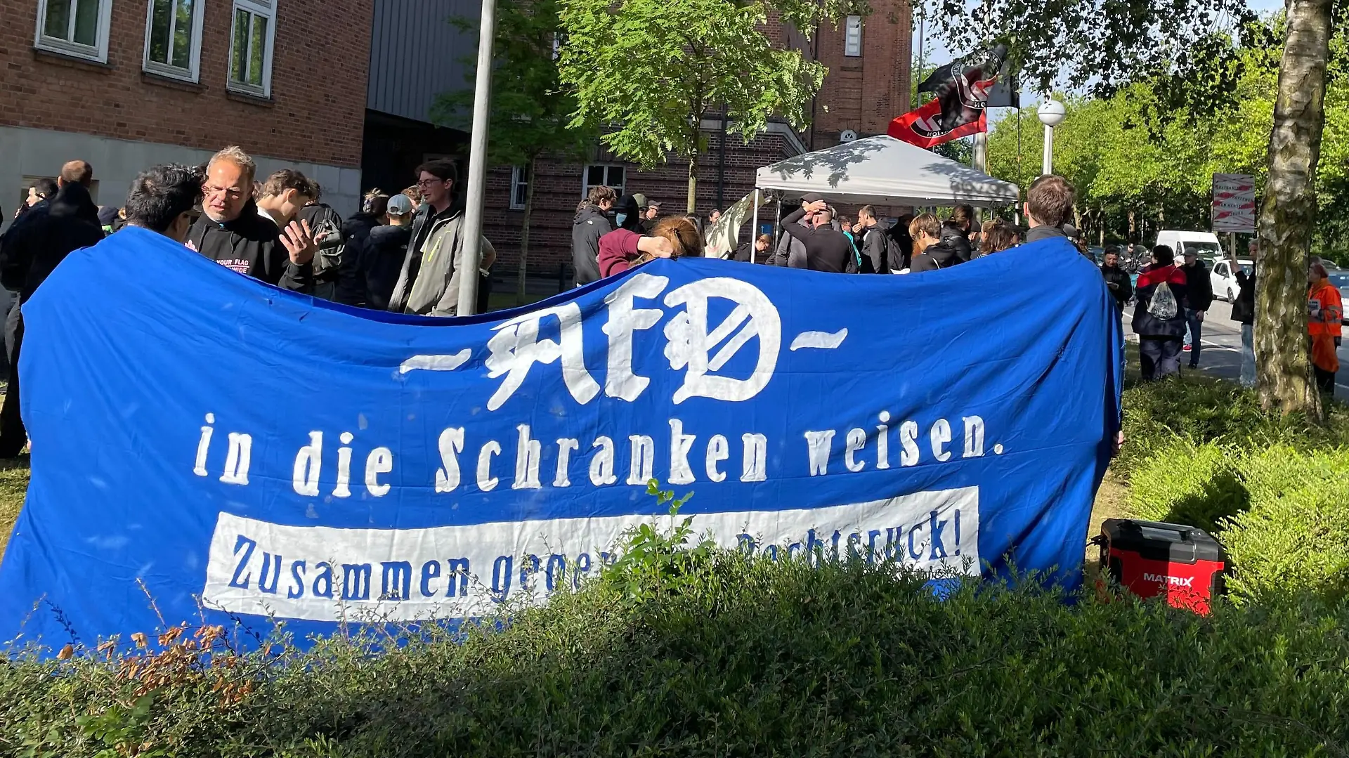 Vor dem Landgericht Kiel hat das Bündnis Tatort Henstedt-Ulzburg eine Kundgebung organisiert. Man wolle den Prozess kritisch begleiten, heißt es in ihrem Aufruf.