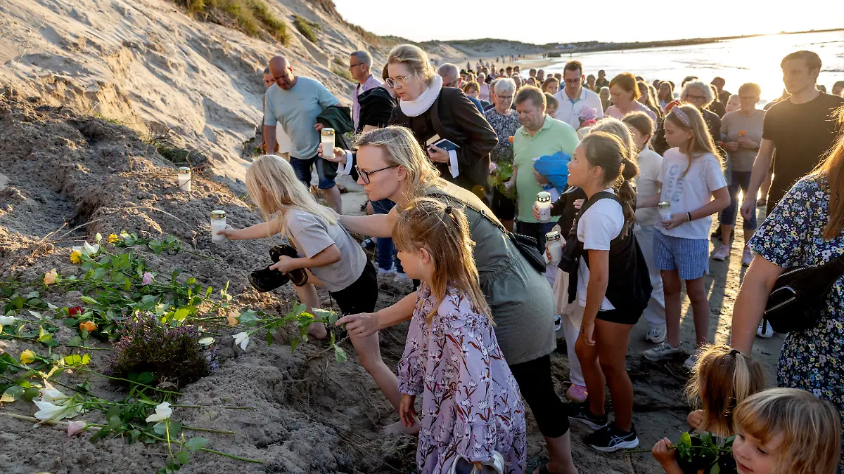 Menschen in Dänemark legen Blumen an der Unfallstelle in den Dünen ab