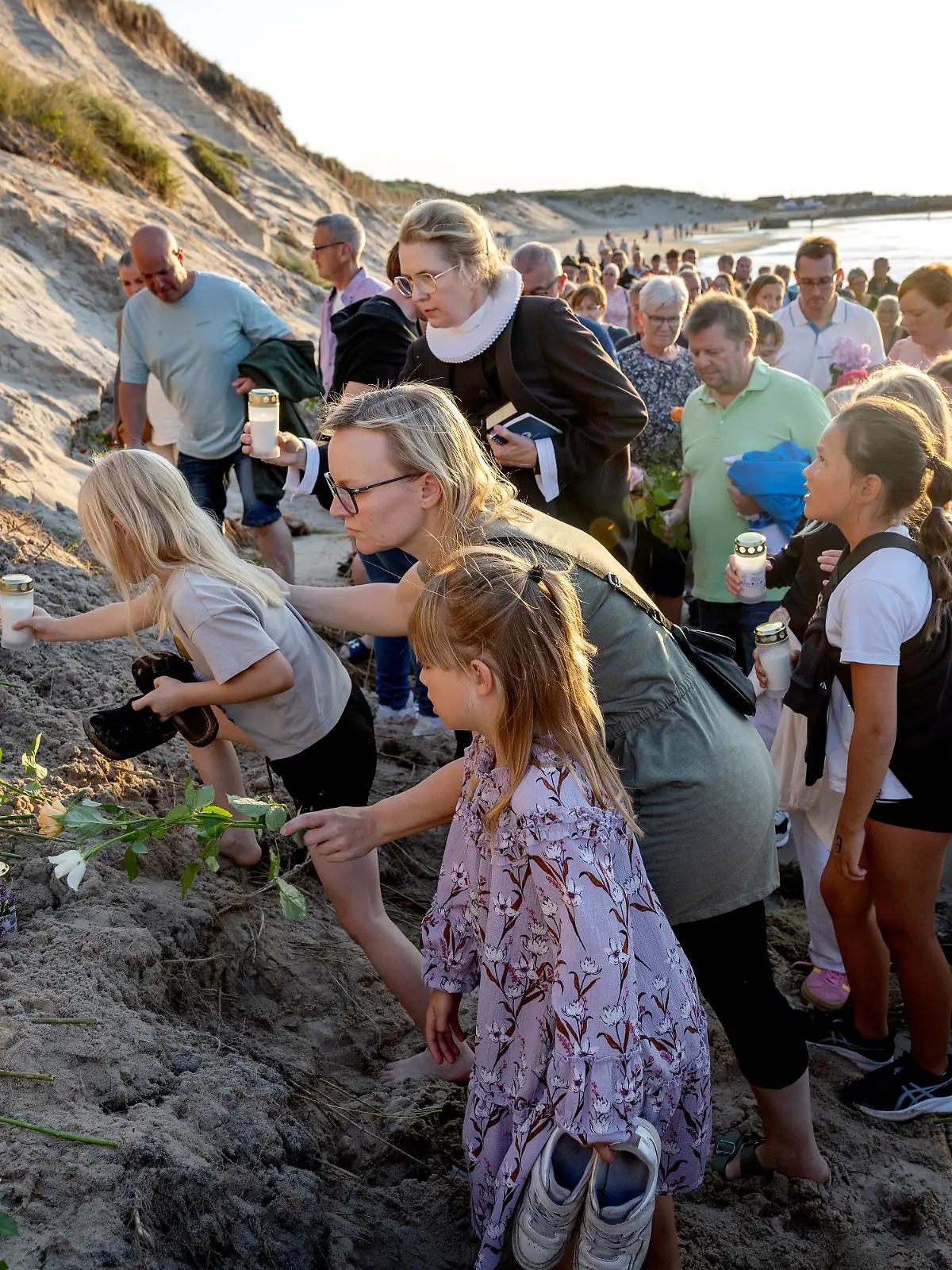 Menschen in Dänemark legen Blumen an der Unfallstelle in den Dünen ab