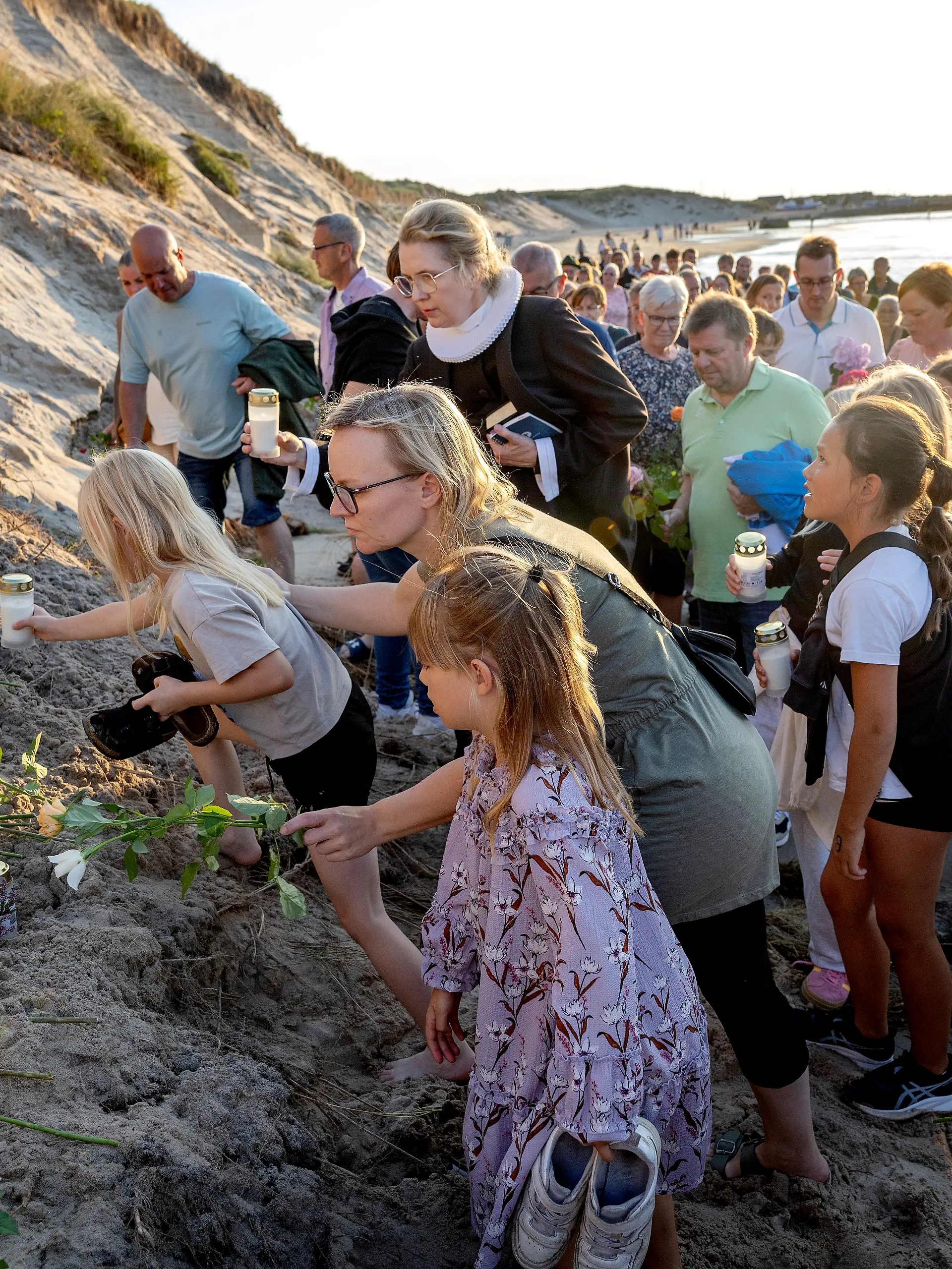 Menschen in Dänemark legen Blumen an der Unfallstelle in den Dünen ab