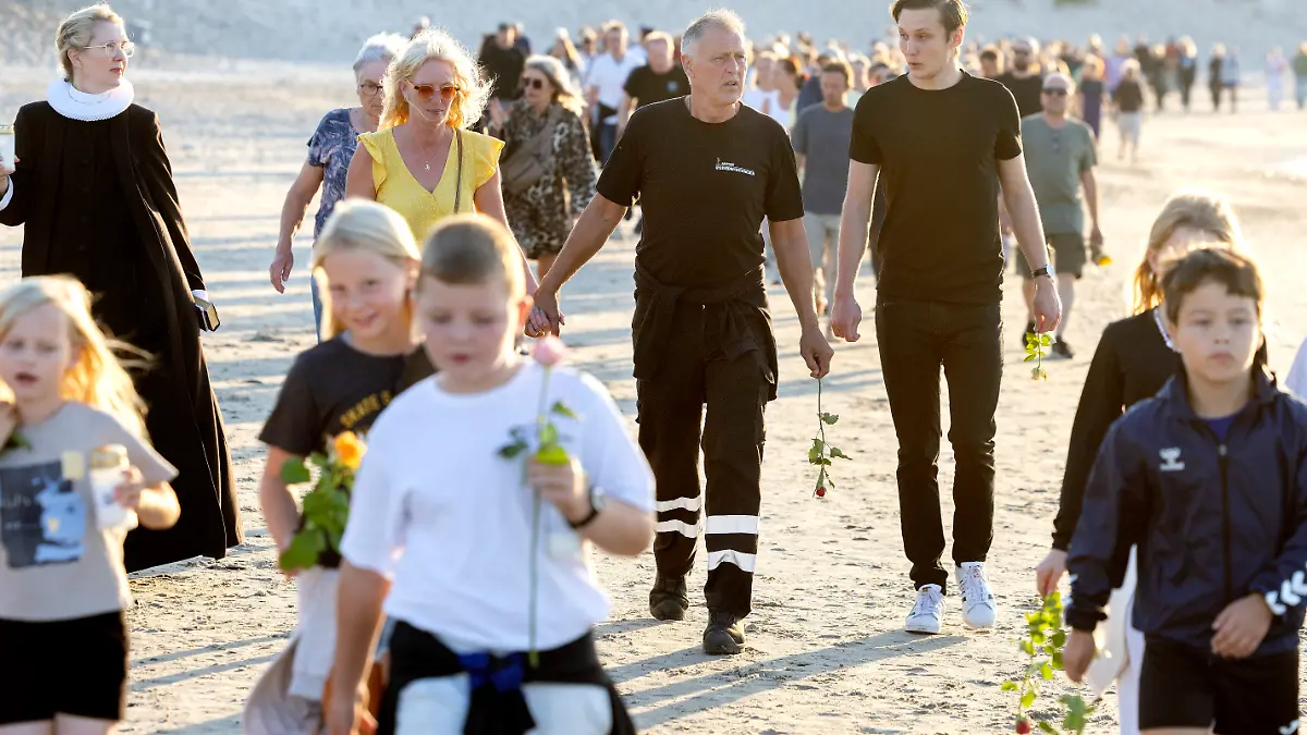 Trauermarsch zur Unfallstelle am Strand in Dänemark 