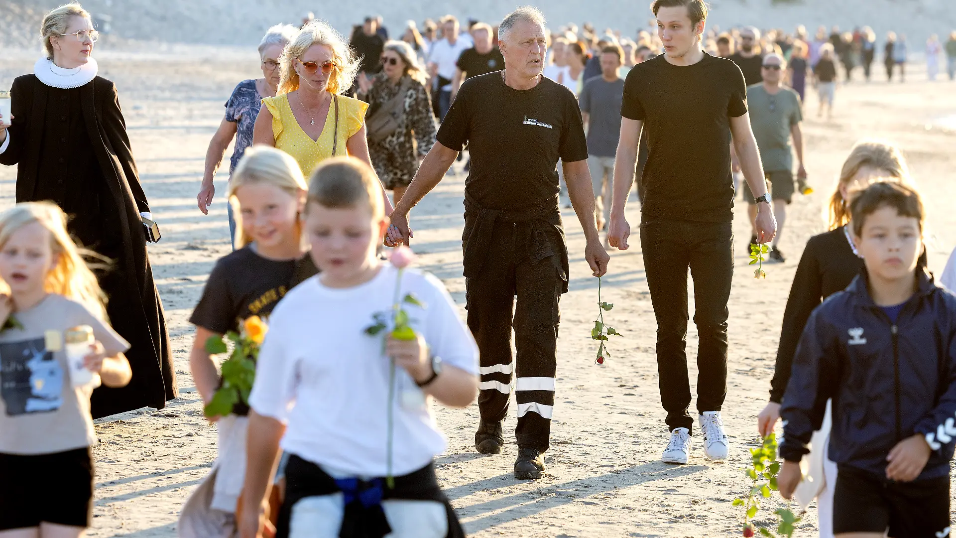 Trauermarsch zur Unfallstelle am Strand in Dänemark