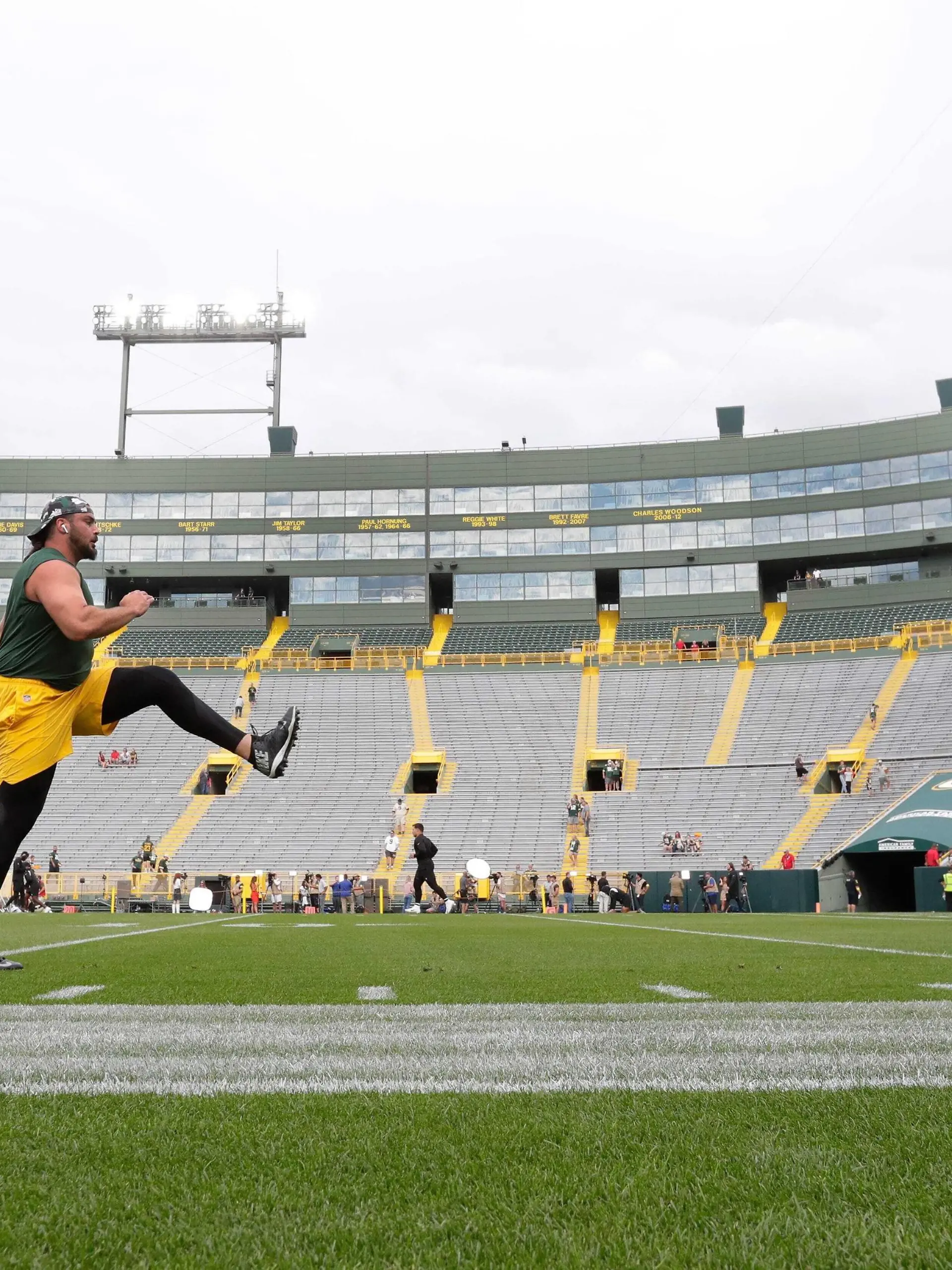 Syndication: The Post-Crescent, Green Bay Packers offensive tackle David Bakhtiari 69 warms up before the team plays the New Orleans Saints football team Friday, August 19, 2022, at Lambeau Field in Green Bay, Wis. Dan Powers/USA TODAY NETWORK-Wisconsin Uscp 7mdpgdhsl6c1ebll5c1w Original, 22.08.2022 15:35:53, 18911677, New Orleans Saints, Lambeau Field, USATNSYNDICATION, David Bakhtiari, Green Bay Packers, Stadium, venue PUBLICATIONxINxGERxSUIxAUTxONLY Copyright: xDanxPowers/USAxTODAYxNETWORK-Wisconsinx 18911677
