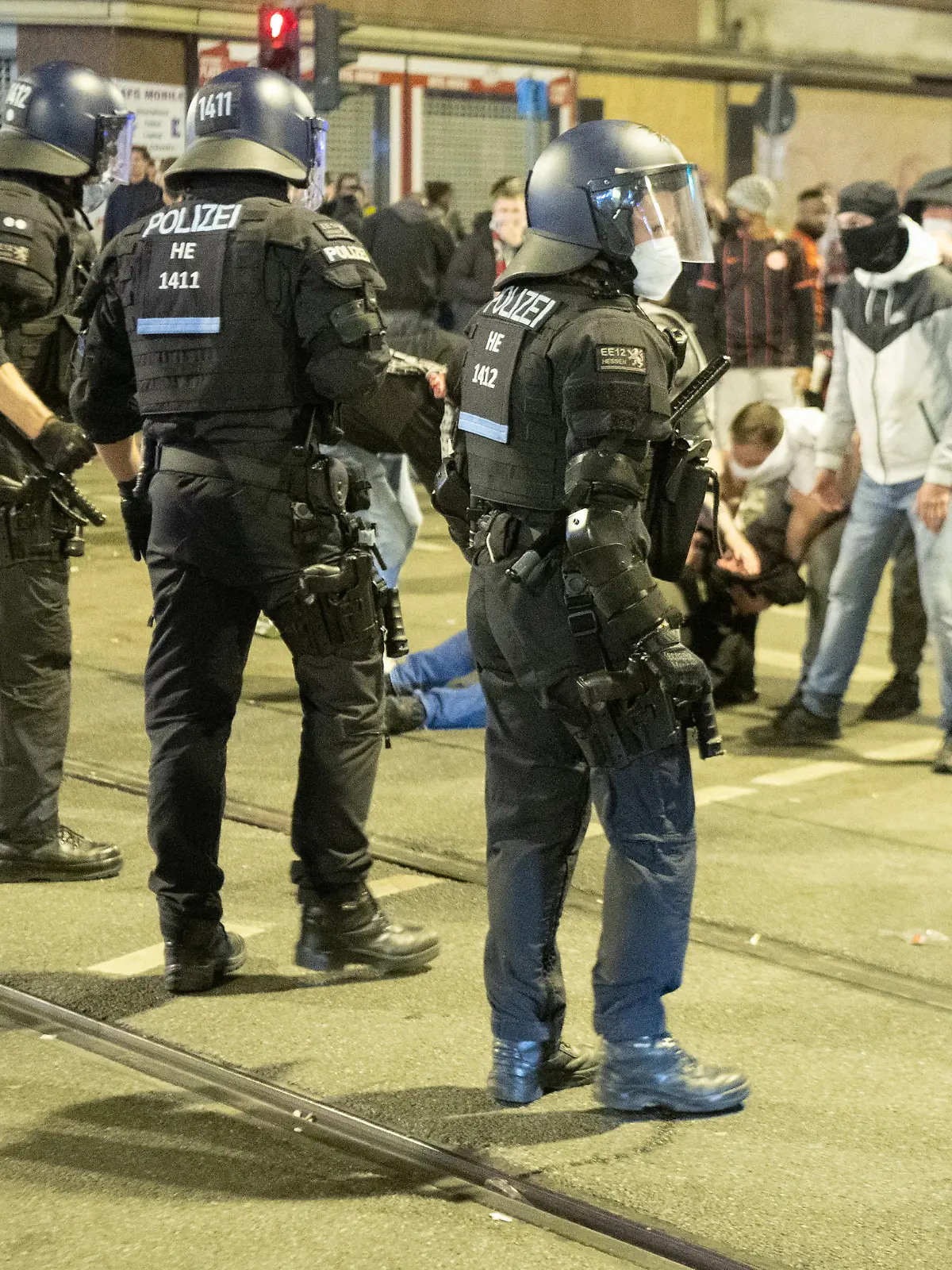 Polizisten gehen im Bahnhofsviertel gegen aggressive Eintracht-Fans vor. Am Abend gewann Eintracht Frankfurt in der Fußball Europa League gegen den englischen Klub West Ham United im Halbfinale.