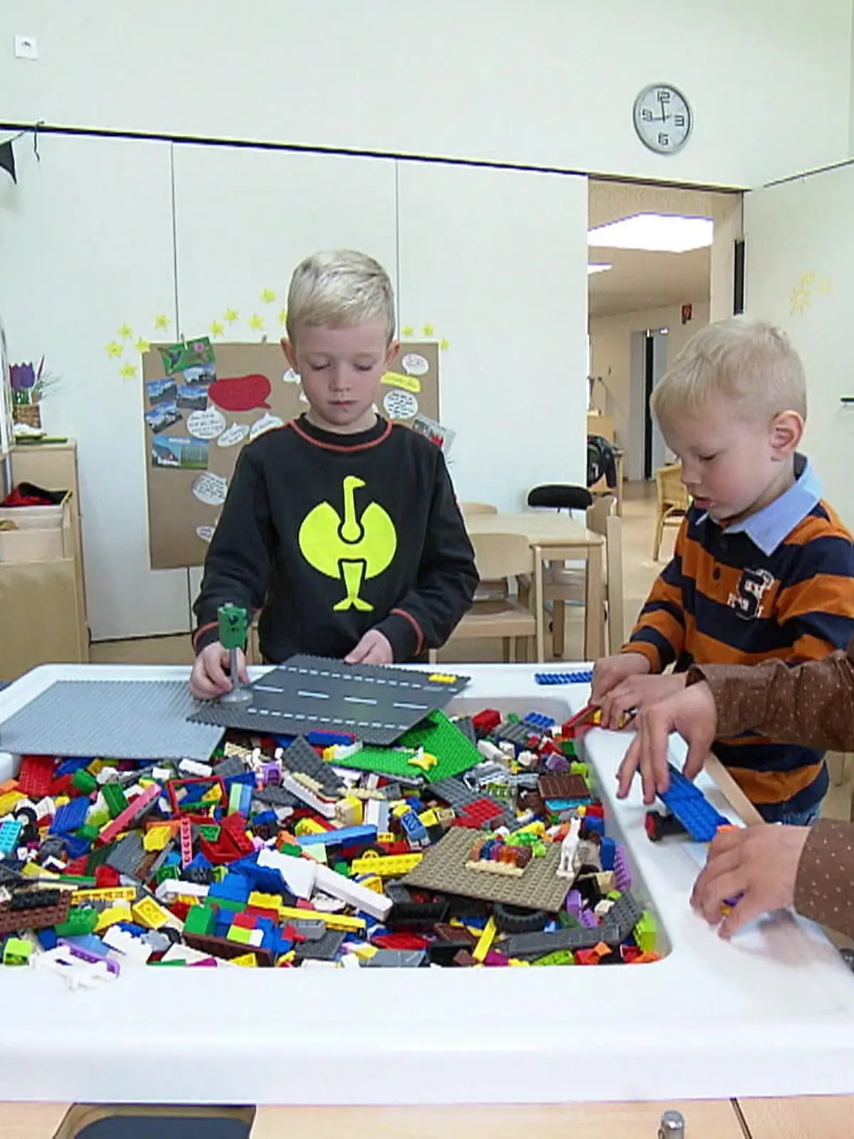 Kinder spielen mit Lego-Spielzeug. 