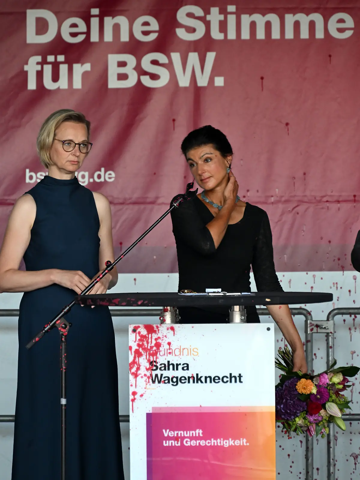 Bei einer Wahlkampf-Veranstaltung wurde Sahra Wagenknecht mit Farbe bespritzt.