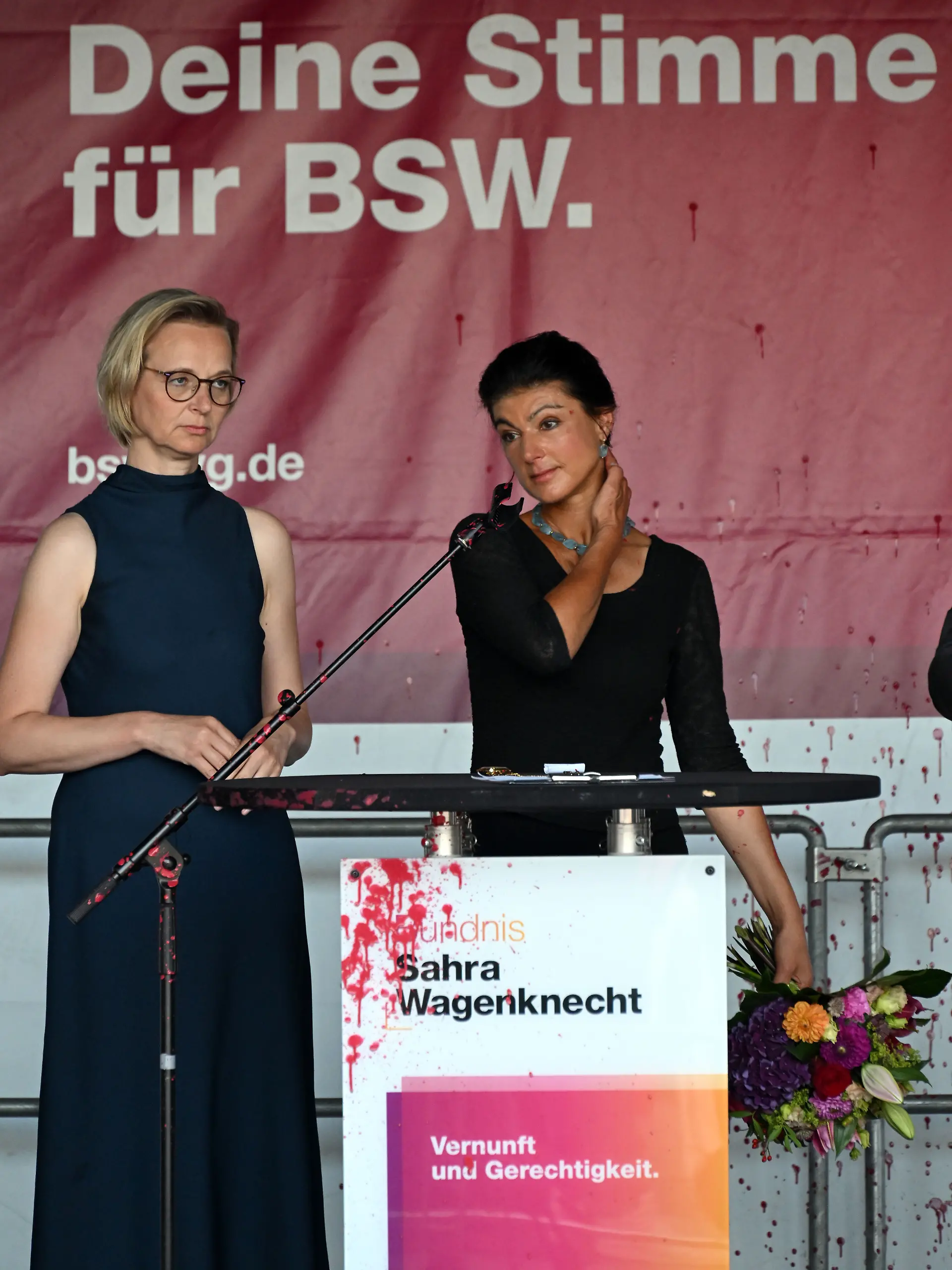 Bei einer Wahlkampf-Veranstaltung wurde Sahra Wagenknecht mit Farbe bespritzt.