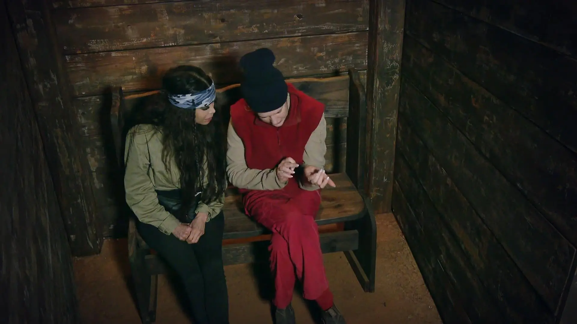 Kader Loth und Sarah Knappik inspizieren im Dschungel-Telefon Sarah Knappiks Stich.