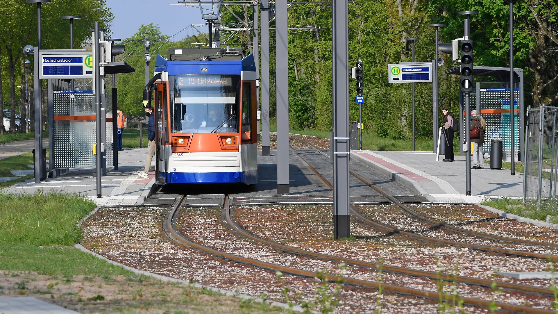 25.04.2022 Erfolgreicher Neubau Wendeschleife Haltestellen Fahrbahn für Linie 2 und Linie L auf Campus Lichtwiese 25.04.2022 Erster Tag im neuen Fahrplan für Lichtwiesenbahn zur Technischen Universität Darmstadt per Tram Linie 2 Haltestelle Hochschulstadion Darmstadt Hessen Deutschland *** 25 04 2022 Successful new construction of reversing loop stops roadway for line 2 and line L on campus Lichtwiese 25 04 2022 First day in new timetable for Lichtwiesenbahn to Darmstadt Technical University by streetcar line 2 stop Hochschulstadion Darmstadt Hesse Germany