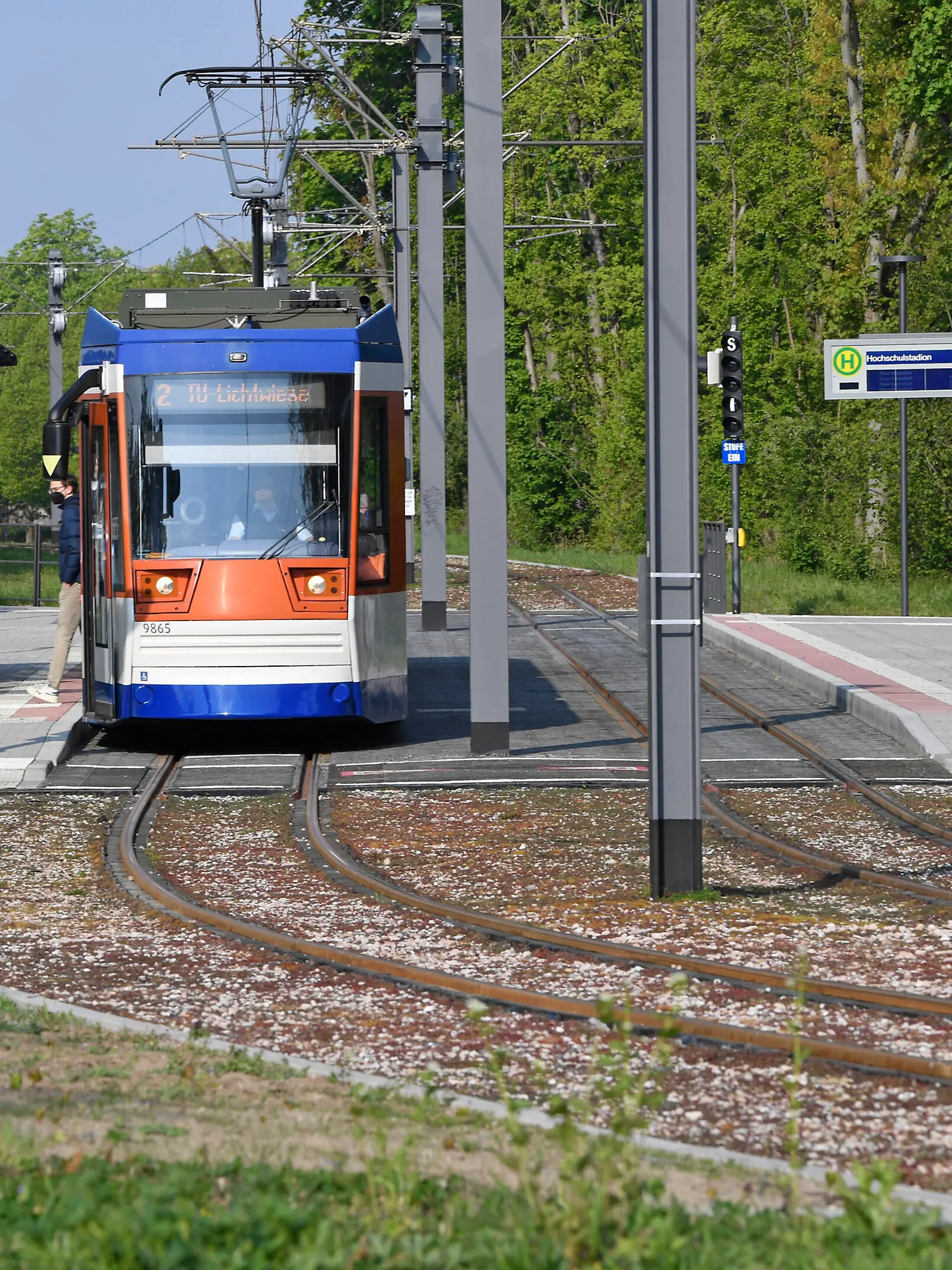  25.04.2022 Erfolgreicher Neubau Wendeschleife Haltestellen Fahrbahn für Linie 2 und Linie L auf Campus Lichtwiese 25.04.2022 Erster Tag im neuen Fahrplan für Lichtwiesenbahn zur Technischen Universität Darmstadt per Tram Linie 2 Haltestelle Hochschulstadion Darmstadt Hessen Deutschland *** 25 04 2022 Successful new construction of reversing loop stops roadway for line 2 and line L on campus Lichtwiese 25 04 2022 First day in new timetable for Lichtwiesenbahn to Darmstadt Technical University by streetcar line 2 stop Hochschulstadion Darmstadt Hesse Germany