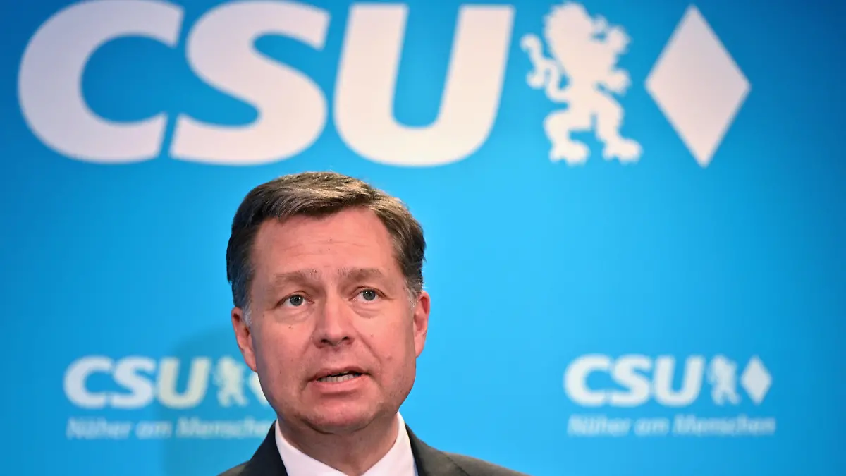 ARCHIV - 18.03.2022, Bayern, München: Stephan Mayer, CSU-Generalsekretär, spricht auf einer Pressekonferenz. CSU-Generalsekretär Mayer ist nach nur kurzer Amtszeit zurückgetreten. CSU-Generalsekretär Mayer ist nach nur kurzer Amtszeit zurückgetreten. Foto: Peter Kneffel/dpa +++ dpa-Bildfunk +++