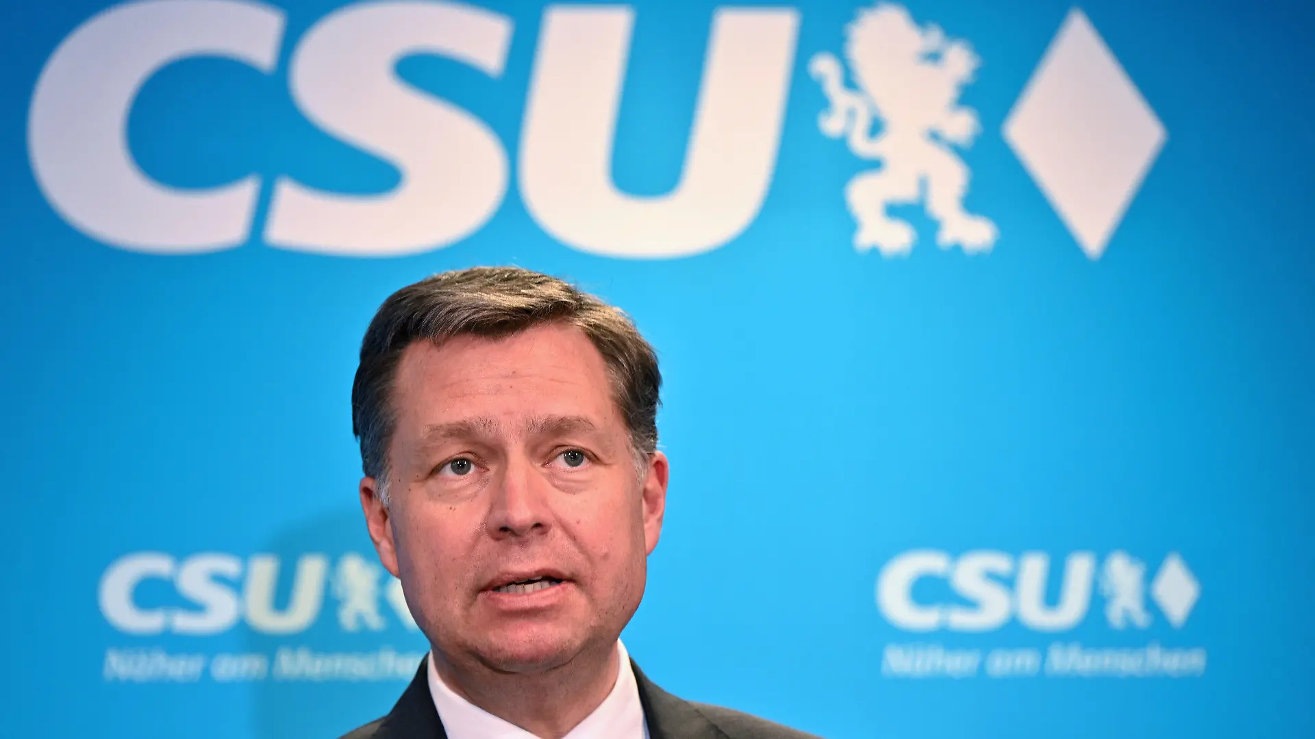 ARCHIV - 18.03.2022, Bayern, München: Stephan Mayer, CSU-Generalsekretär, spricht auf einer Pressekonferenz. CSU-Generalsekretär Mayer ist nach nur kurzer Amtszeit zurückgetreten. CSU-Generalsekretär Mayer ist nach nur kurzer Amtszeit zurückgetreten. Foto: Peter Kneffel/dpa +++ dpa-Bildfunk +++