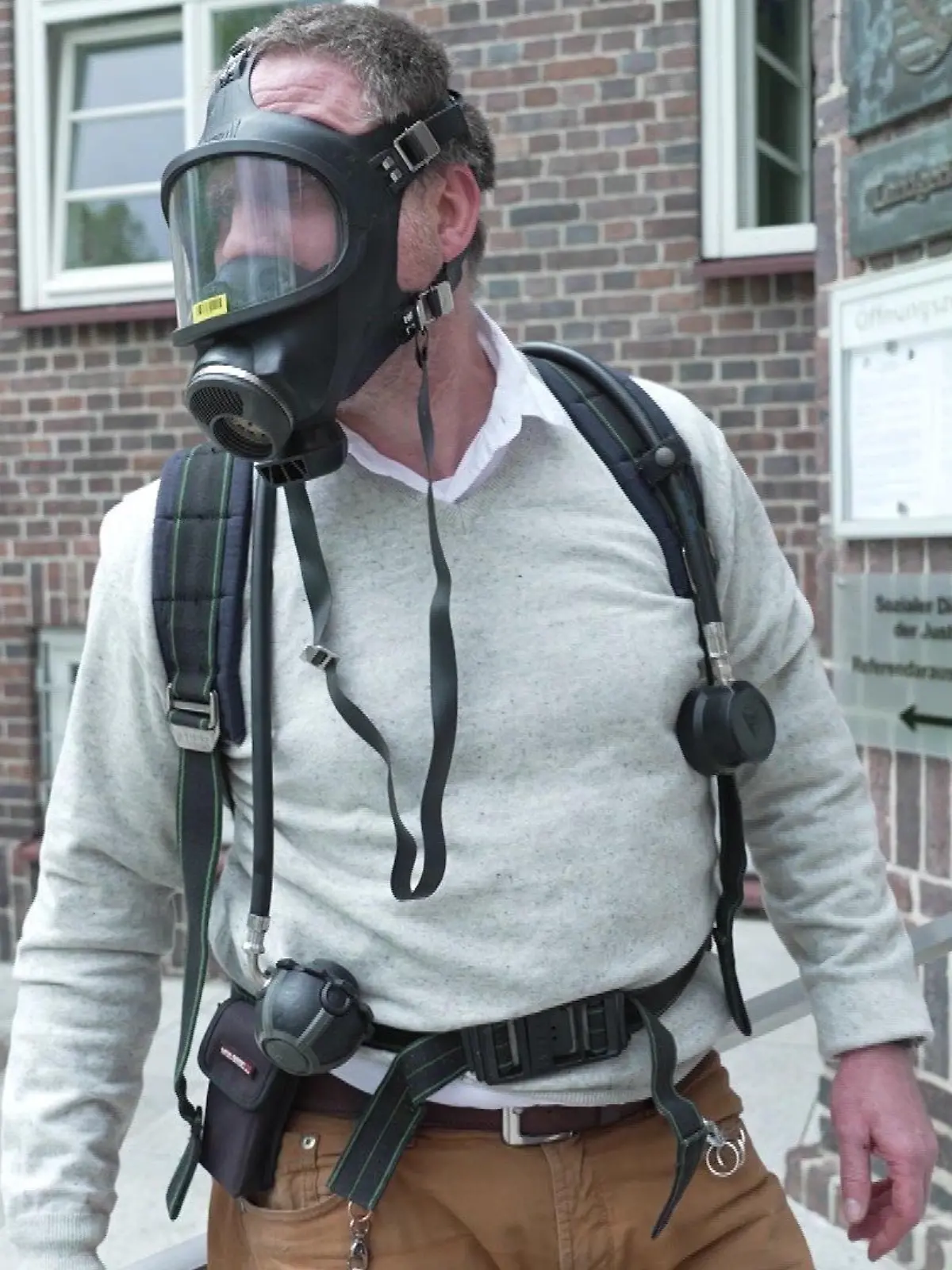 Der angeklagte Frank E. mit Gasmaske vorm Chemnitzer Landgericht