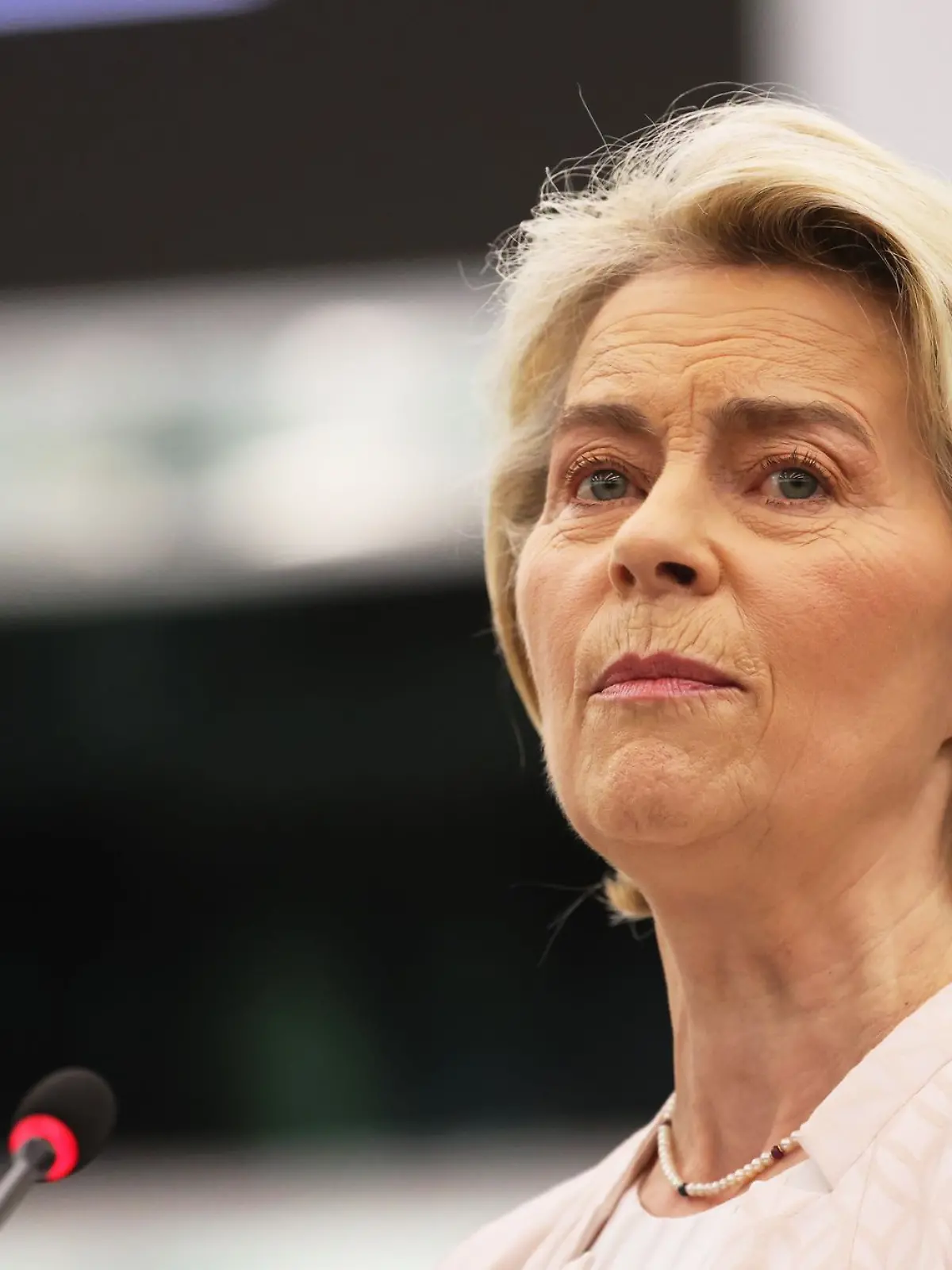 Bild zu: "Von der Leyen leistet Erste Hilfe"