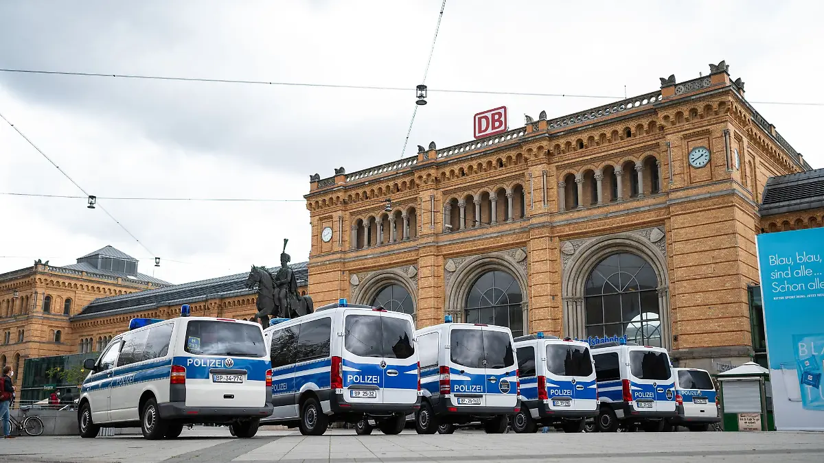 Hannover verbietet Waffen an mehr Plätzen. Die Waffenverbotszone gilt künftig auch am Hauptbahnhof. (Archivbild)