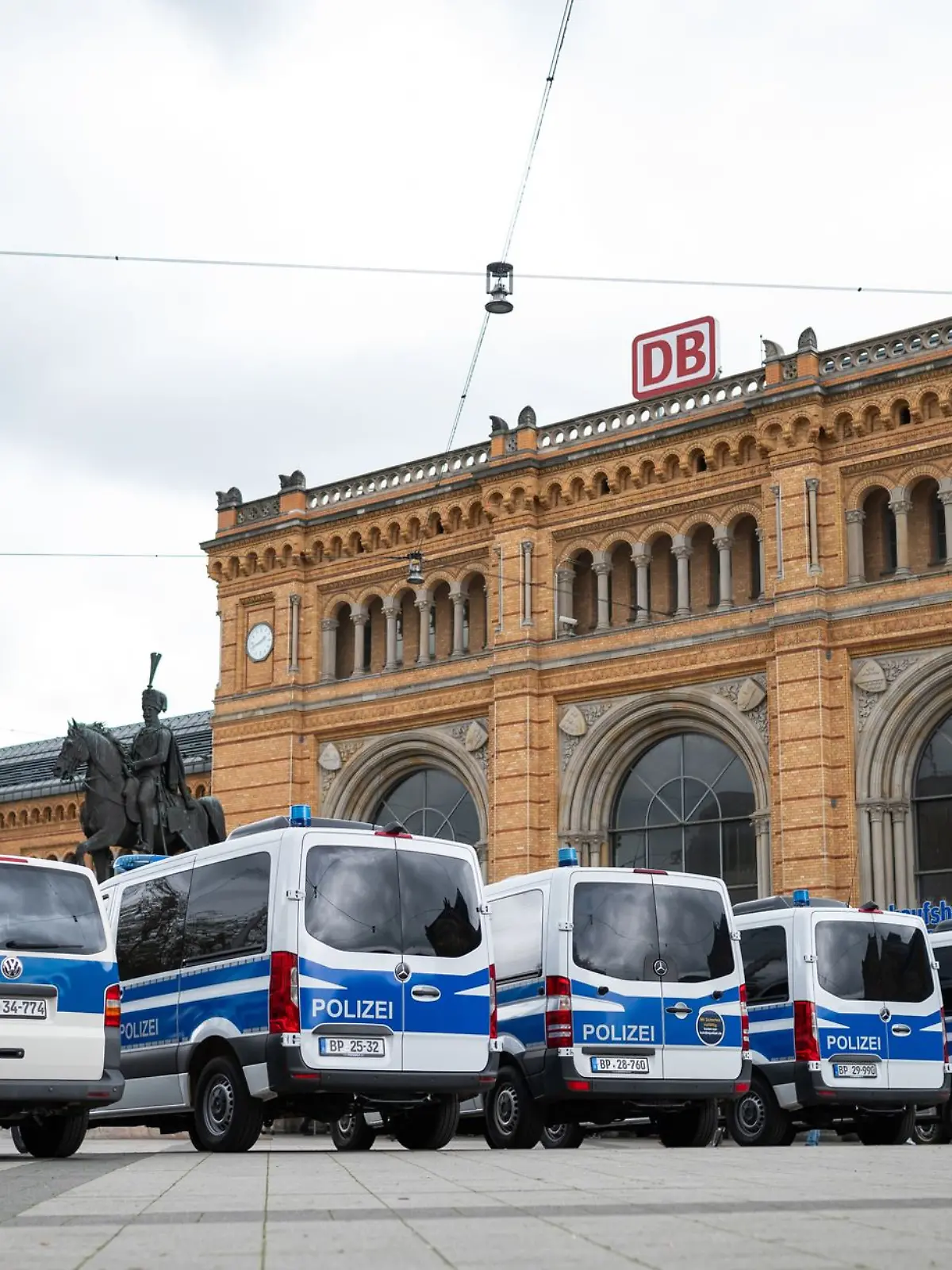 Hannover verbietet Waffen an mehr Plätzen. Die Waffenverbotszone gilt künftig auch am Hauptbahnhof. (Archivbild)