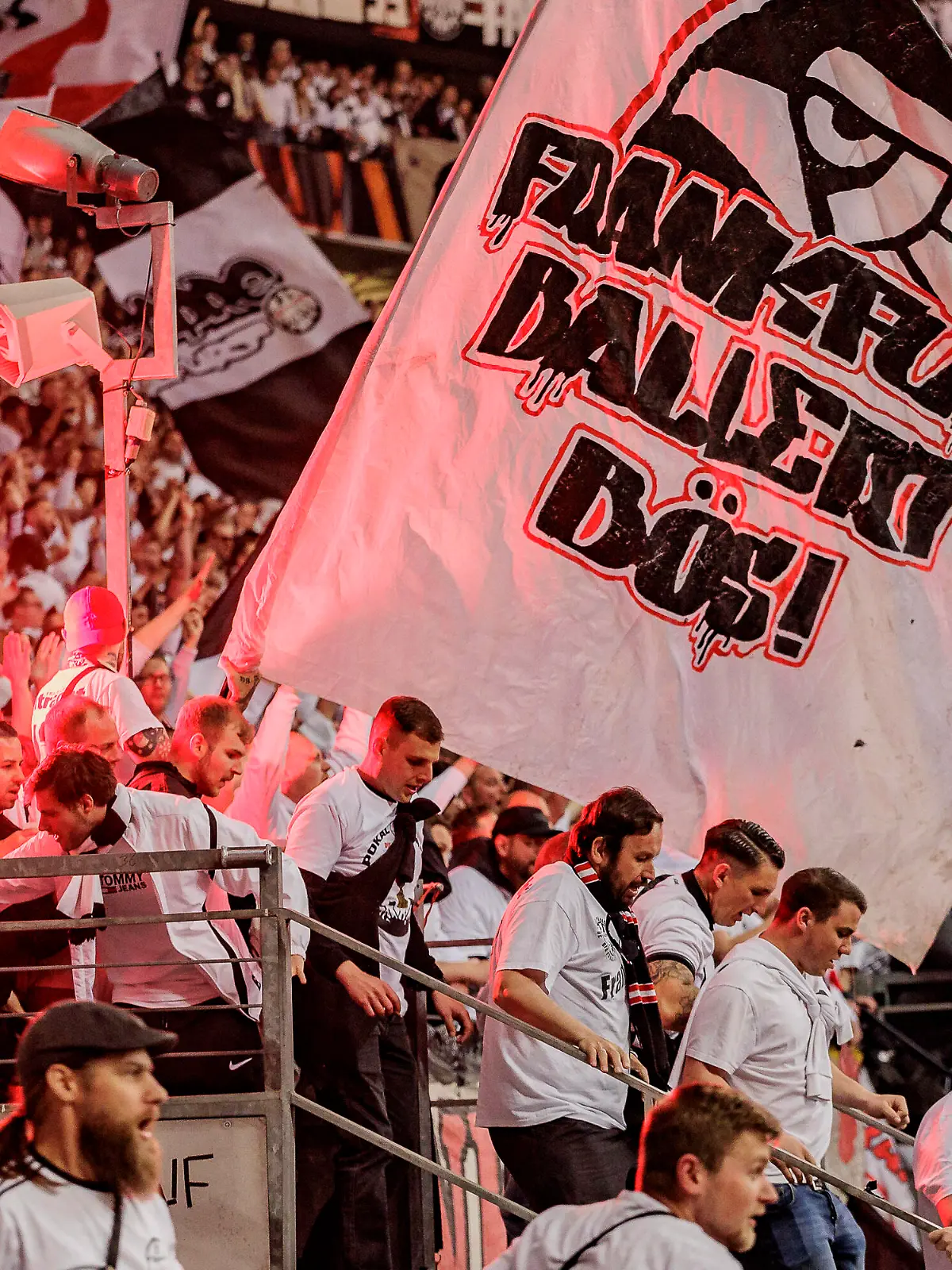  UEFA Europa League, Eintracht Frankfurt vs. West Ham United, Deutsche Bank Park, Frankfurt, 05.05.2022 Eintacht Fans kommen von der Tribüne, Eintracht Frankfurt vs. West Ham United, Frankfurt, Deutsche Bank Park, 5.5.2022 *** UEFA Europa League, Eintracht Frankfurt vs West Ham United, Deutsche Bank Park, Frankfurt, 05 05 2022 Eintracht fans come from the stands, Eintracht Frankfurt vs West Ham United, Frankfurt, Deutsche Bank Park, 5 5 2022 Copyright: xBEAUTIFULxSPORTS/Gawlikx