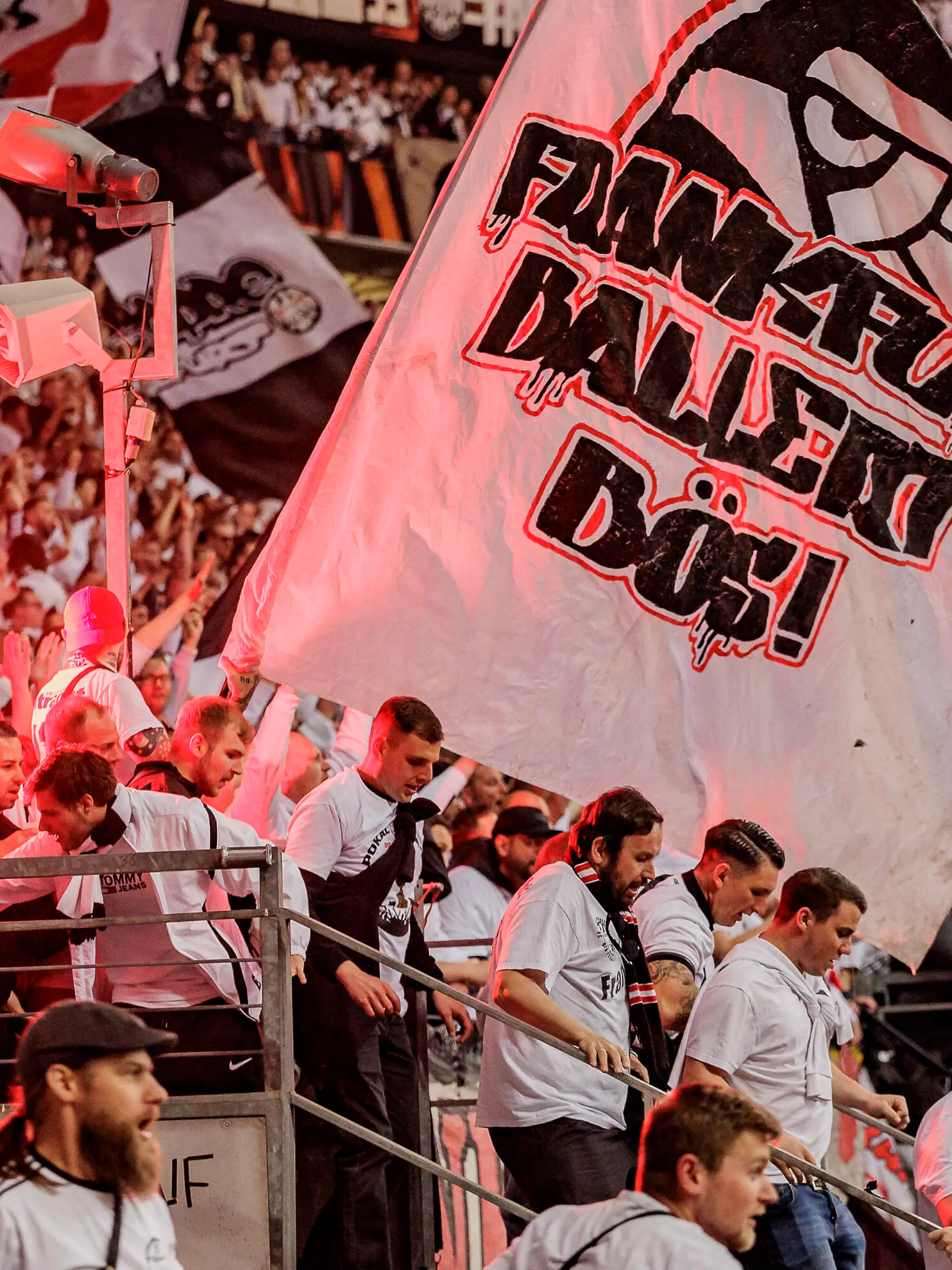  UEFA Europa League, Eintracht Frankfurt vs. West Ham United, Deutsche Bank Park, Frankfurt, 05.05.2022 Eintacht Fans kommen von der Tribüne, Eintracht Frankfurt vs. West Ham United, Frankfurt, Deutsche Bank Park, 5.5.2022 *** UEFA Europa League, Eintracht Frankfurt vs West Ham United, Deutsche Bank Park, Frankfurt, 05 05 2022 Eintracht fans come from the stands, Eintracht Frankfurt vs West Ham United, Frankfurt, Deutsche Bank Park, 5 5 2022 Copyright: xBEAUTIFULxSPORTS/Gawlikx