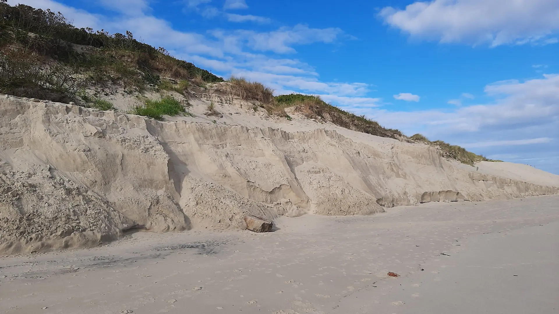 Das Hochwasser hinterlässt am Oststrand auf Wangerooge eine rund vier Meter hohe Abbruchkante.