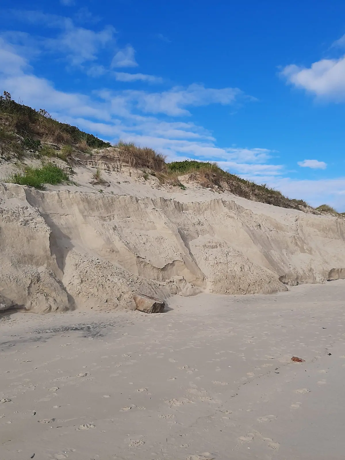 Das Hochwasser hinterlässt am Oststrand auf Wangerooge eine rund vier Meter hohe Abbruchkante. 
