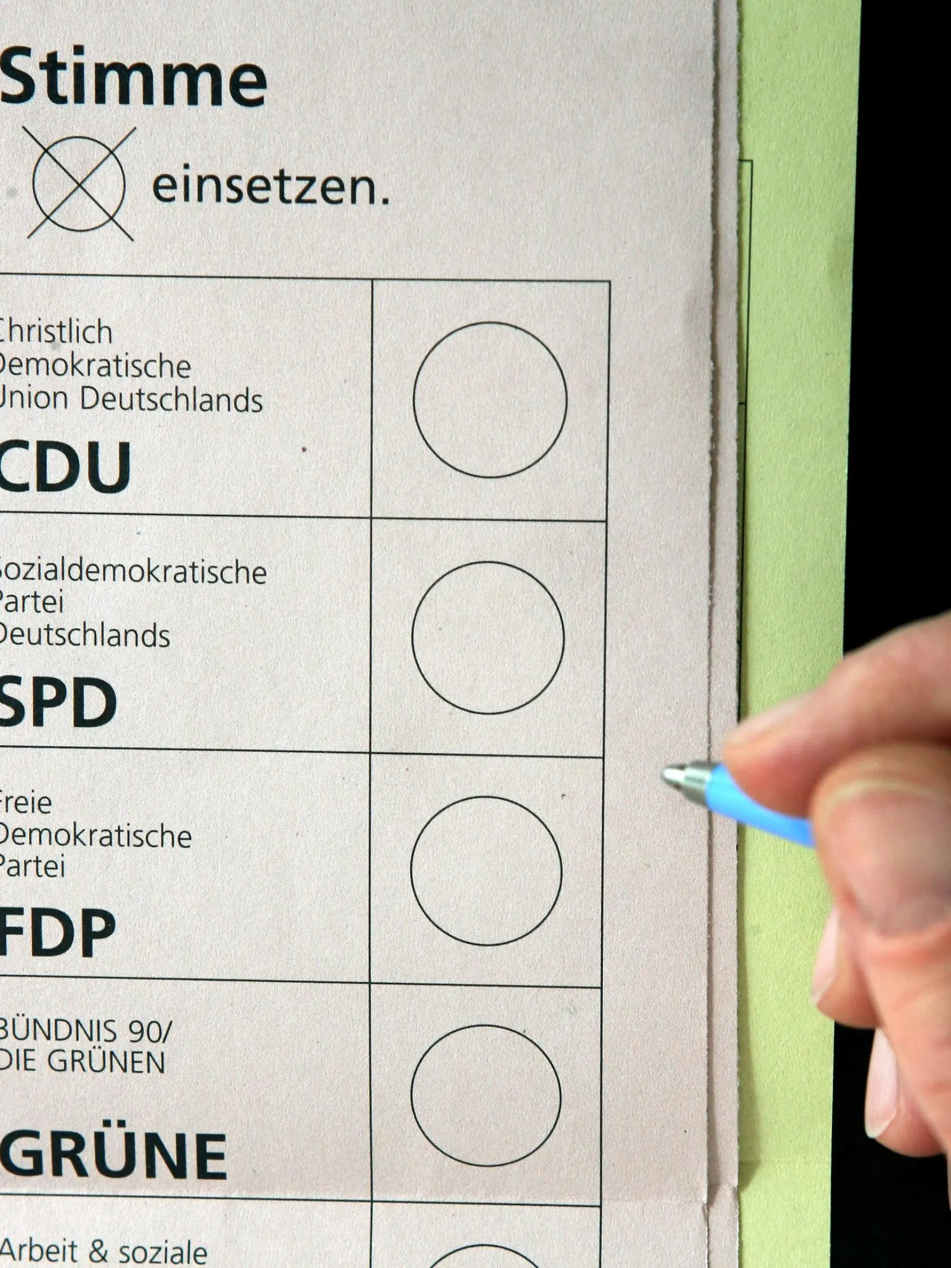 Auf einem Wahlzettel für die Landtagswahl in Baden-Württemberg am 26.03.2006 sind die vier im Landtag vertretetenen Parteien zu sehen (Archivfoto vom 21.02.2006). Der Wahlkampf der Parteien wird nach Ansicht des Mannheimer Wahlforschers Jung für den Wahlausgang immer wichtiger. Foto: Bernd Weißbrod dpa/lsw (zu lsw-THEMA DES TAGES vom 28.02.2006) +++(c) dpa - Bildfunk+++