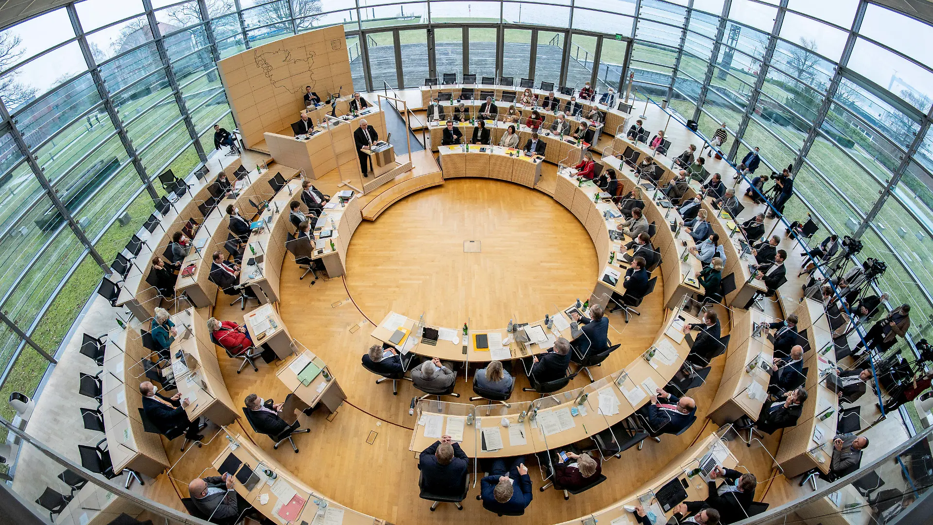 ARCHIV - 27.01.2021, Schleswig-Holstein, Kiel: Der Plenarsaal im schleswig-holsteinischen Landtag. Das Parlament tagt am 8. Mai zum letzten Mal vor der Landtagswahl. (zu dpa «Kieler Landtag steuert letzte Sitzung in dieser Wahlperiode an») Foto: Axel Heimken/dpa +++ dpa-Bildfunk +++