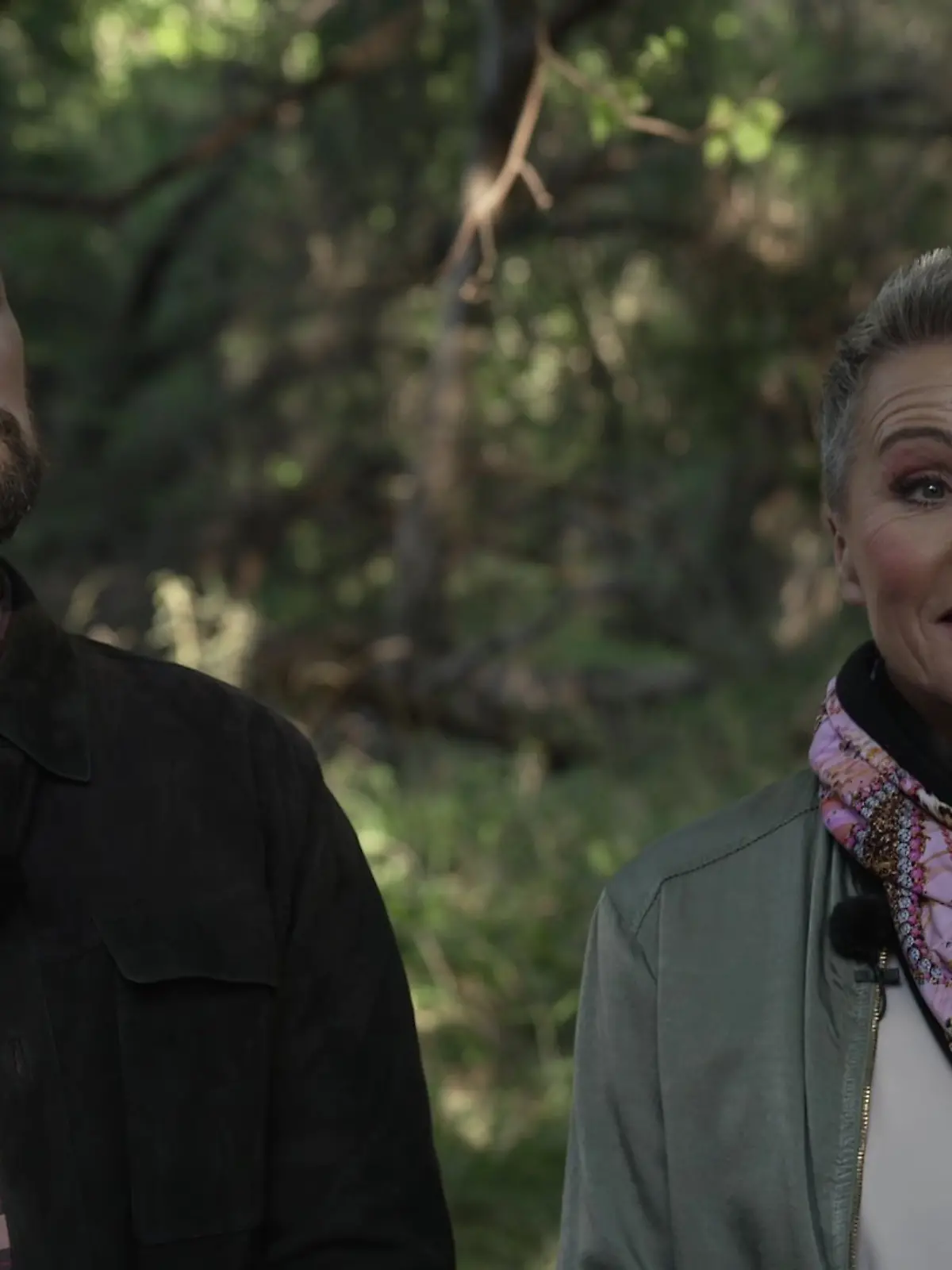 Jan Köppen und Sonja Zietlow machen den Finalisten-Check im Legenden-Dschungelcamp