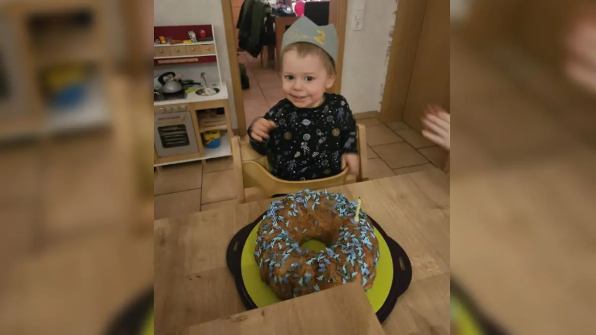 Der kleine Ben an seinem zweiten Geburtstag im März 2024. Dass er diesen Tag aufgrund seiner Diagnose erleben durfte, glich einem Wunder – und verdankte er unter anderem seiner älteren Schwester und einer neuartigen Antikörpertherapie.