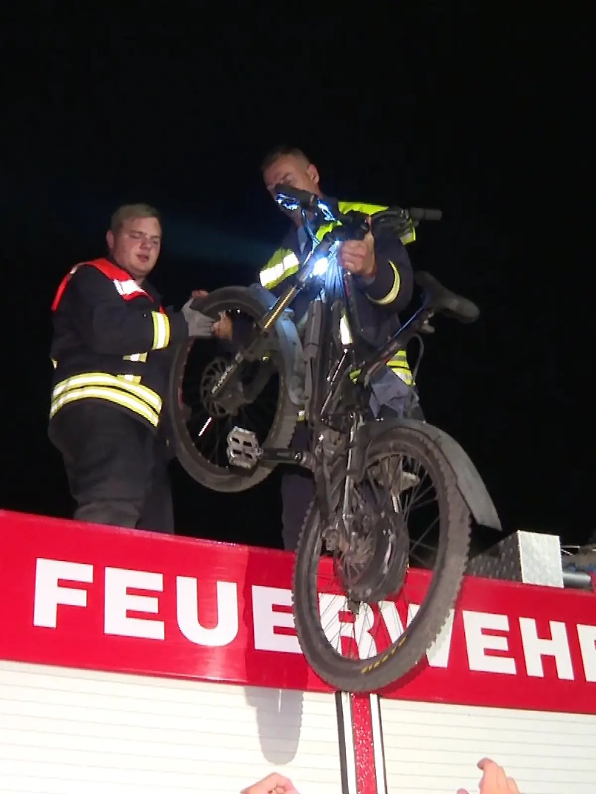 Bild zu: "Väter verirren sich mit Kindern im Wald - Feuerwehr muss sie retten "