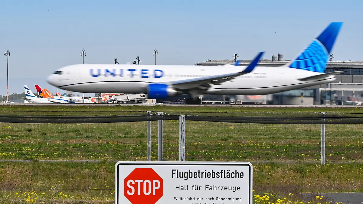 03.05.2022, Brandenburg, Schönefeld: Ein Passagierflugzeug der United Airlines startet von der Südbahn am Hauptstadtflughafen BER. Am Mittag findet die Bilanz-Pressekonferenz der Flughafen Berlin Brandenburg GmbH mit dem Geschäftsbericht des Jahres 2021 statt. Foto: Patrick Pleul/dpa +++ dpa-Bildfunk +++