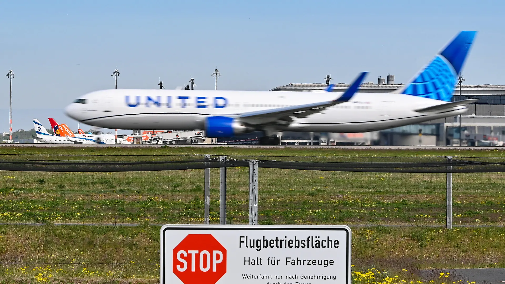 03.05.2022, Brandenburg, Schönefeld: Ein Passagierflugzeug der United Airlines startet von der Südbahn am Hauptstadtflughafen BER. Am Mittag findet die Bilanz-Pressekonferenz der Flughafen Berlin Brandenburg GmbH mit dem Geschäftsbericht des Jahres 2021 statt. Foto: Patrick Pleul/dpa +++ dpa-Bildfunk +++
